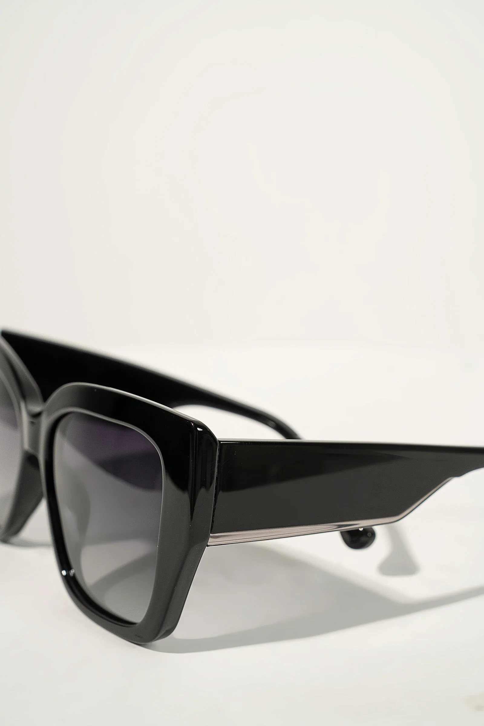 Vintage Cat Eye Sunglasses - Image 4