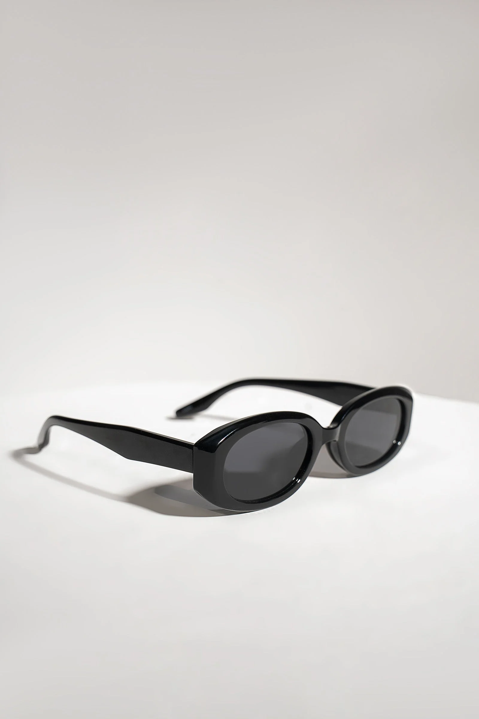 Minimal Oval Sunglasses - Image 2
