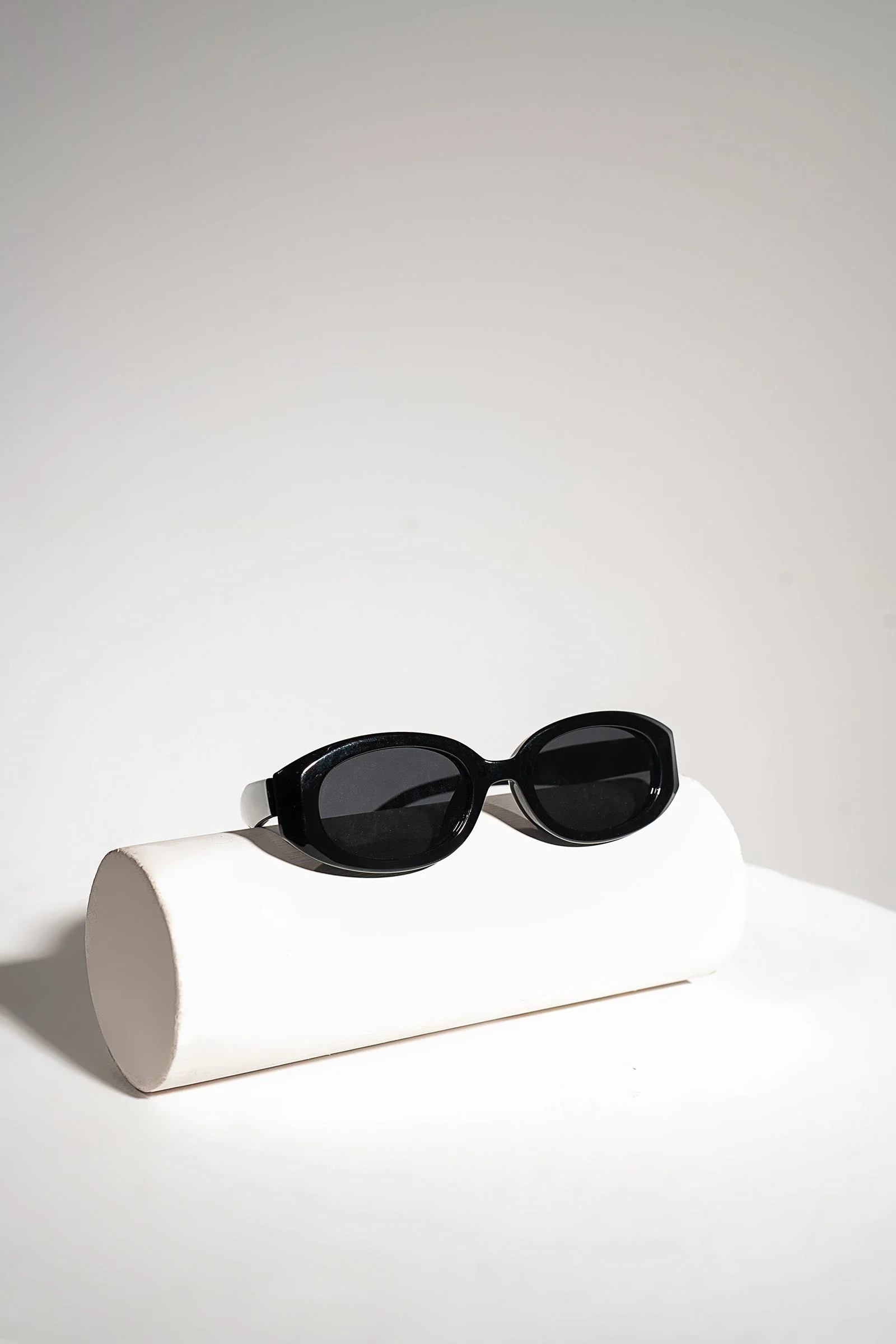 Minimal Oval Sunglasses - Image 4