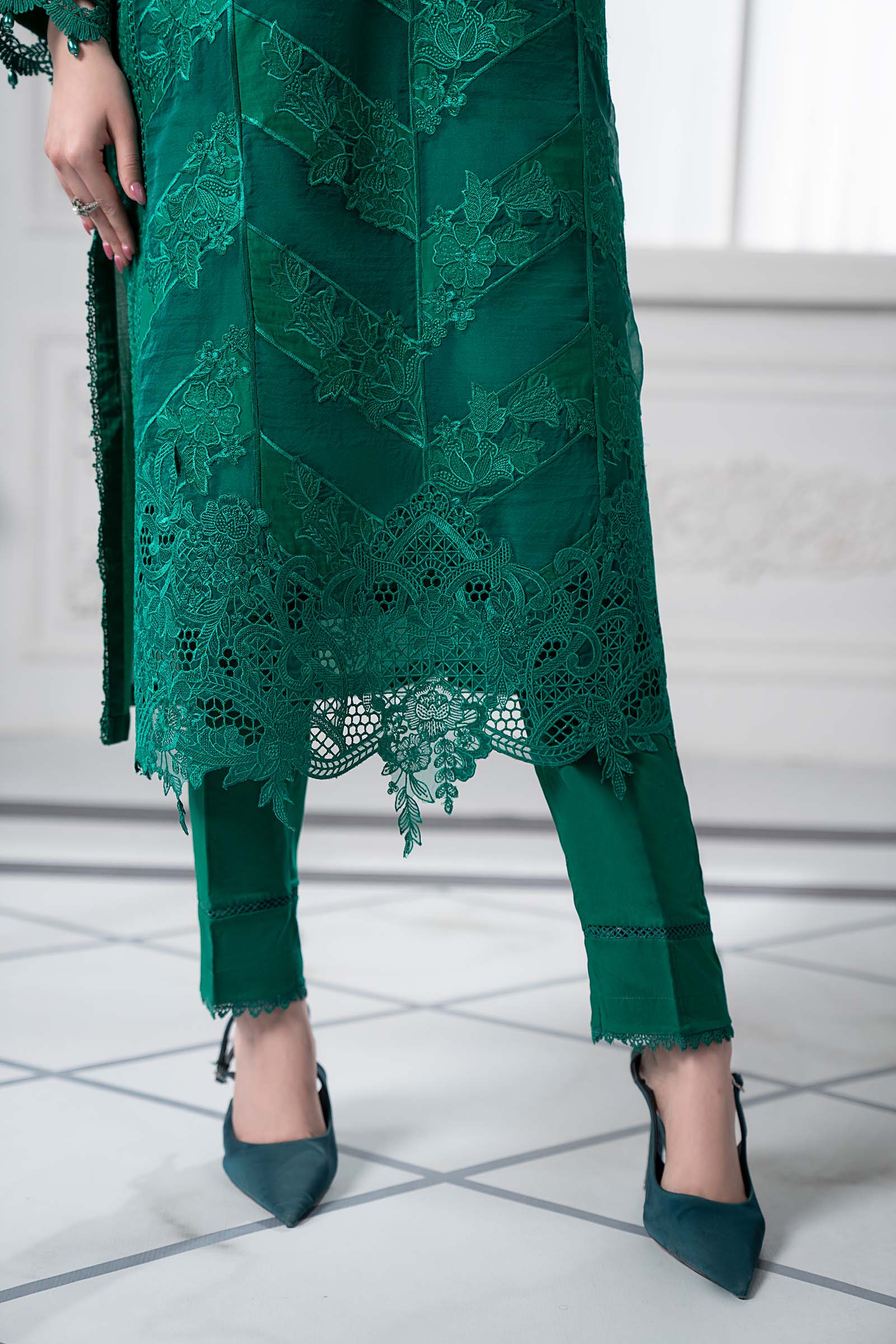 3 Piece Embroidered Lawn Suit | DS-2508-B - Image 5