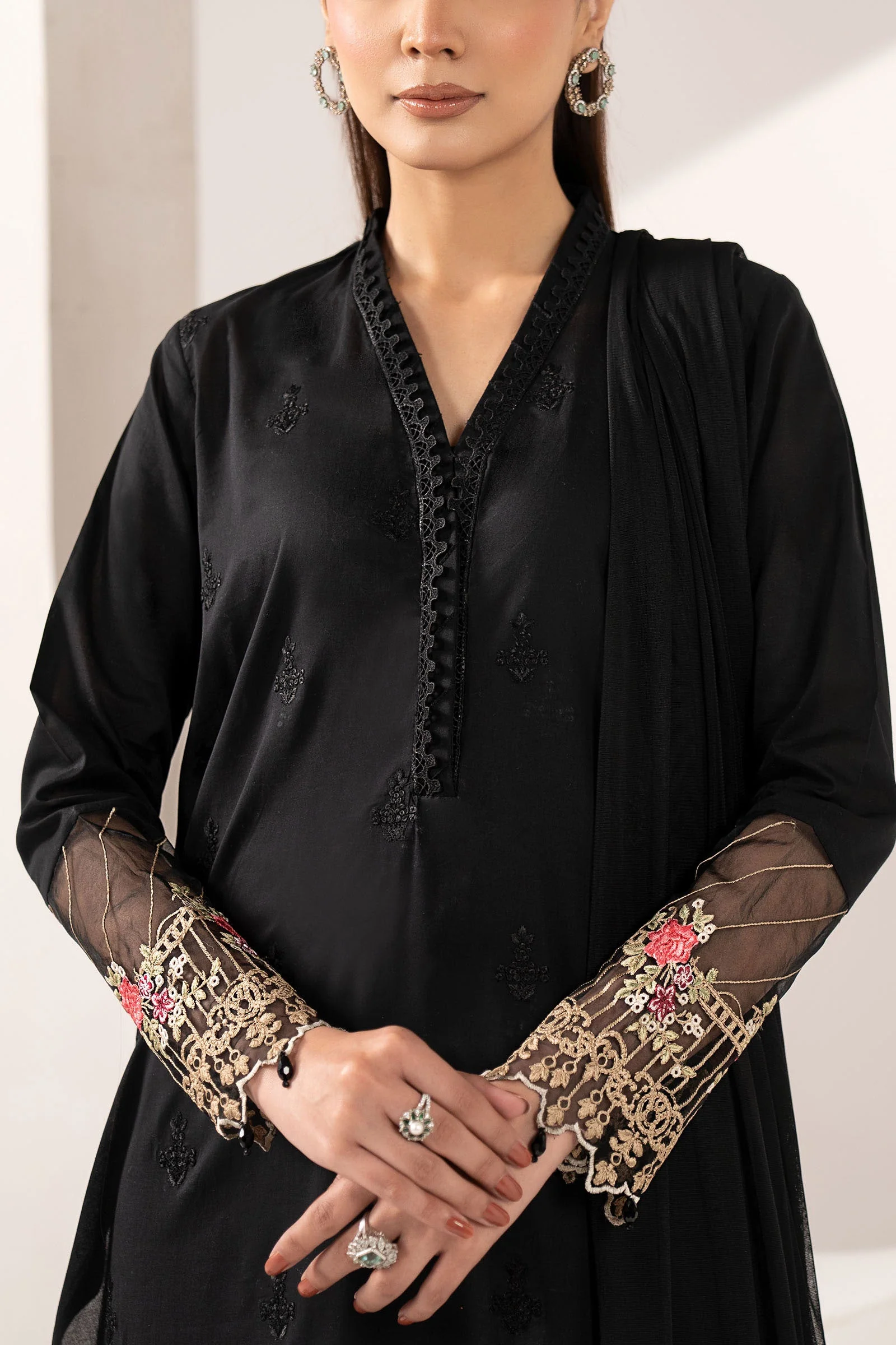 3 Piece Embroidered Lawn Suit - Image 4
