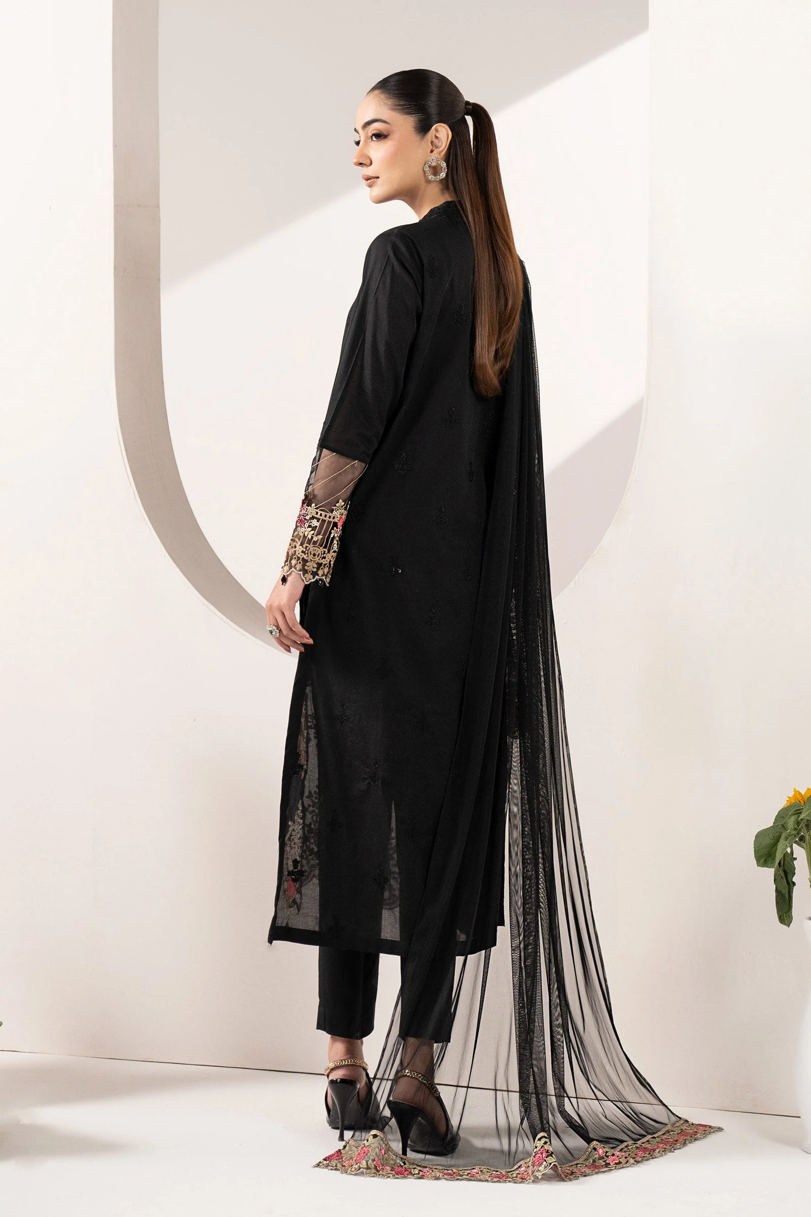 3 Piece Embroidered Lawn Suit - Image 8