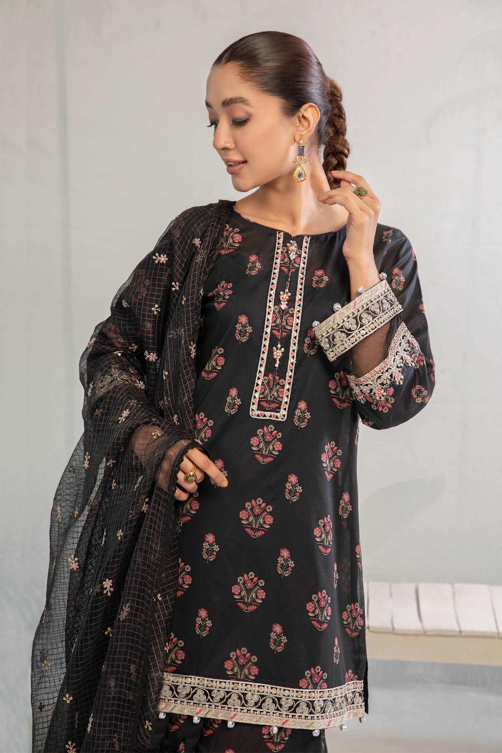 3 Piece Embroidered Lawn Suit - Image 2