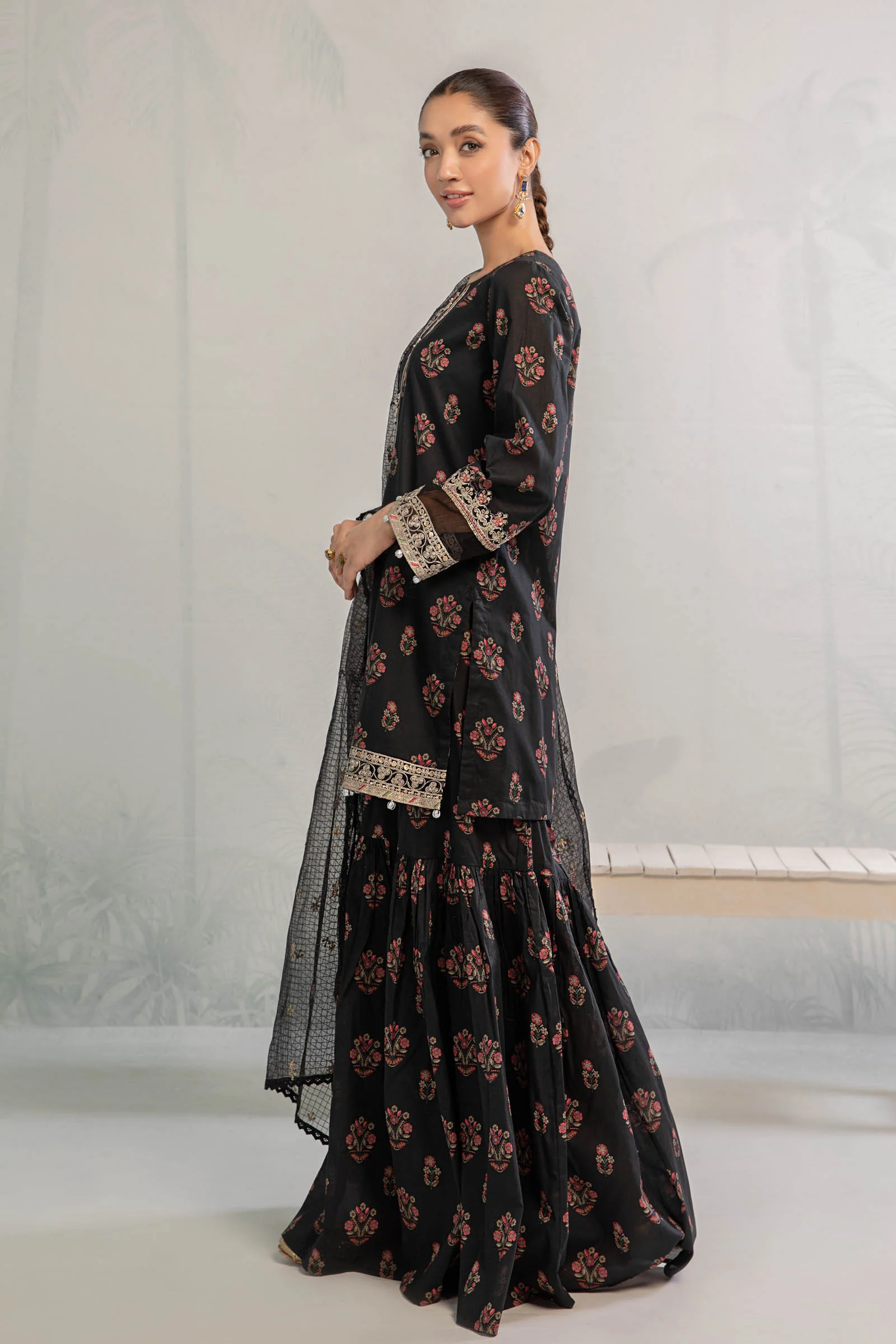 3 Piece Embroidered Lawn Suit - Image 5