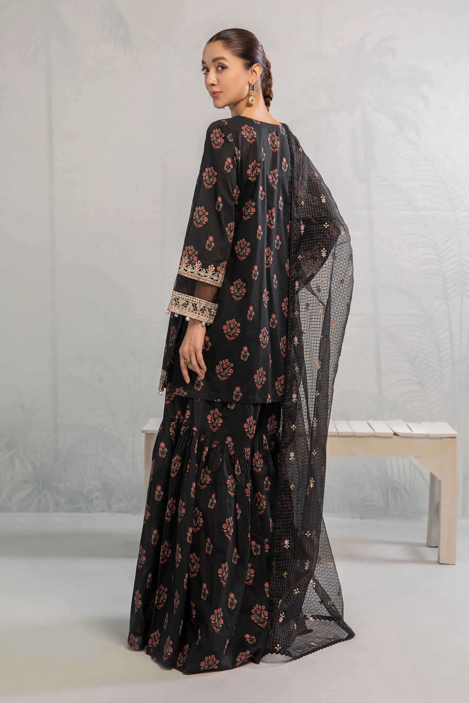3 Piece Embroidered Lawn Suit - Image 6