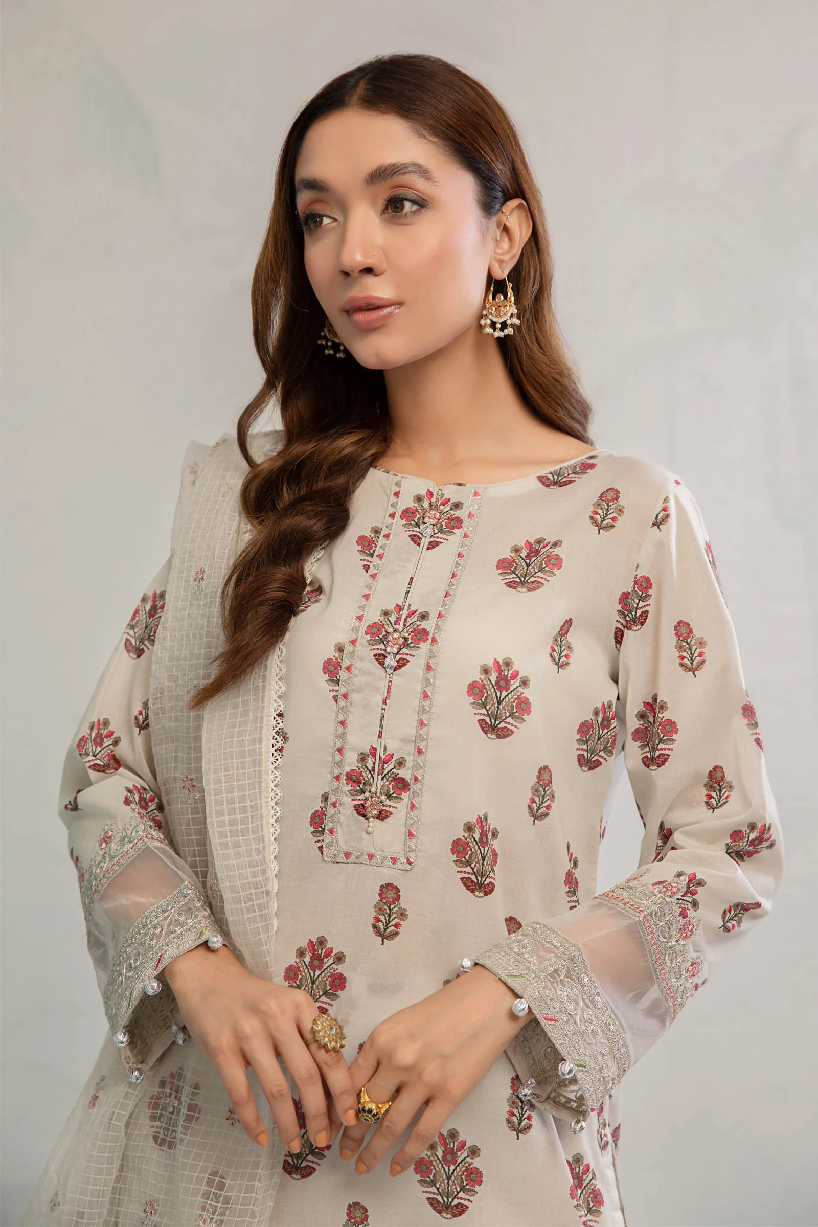 3 Piece Embroidered Lawn Suit - Image 2