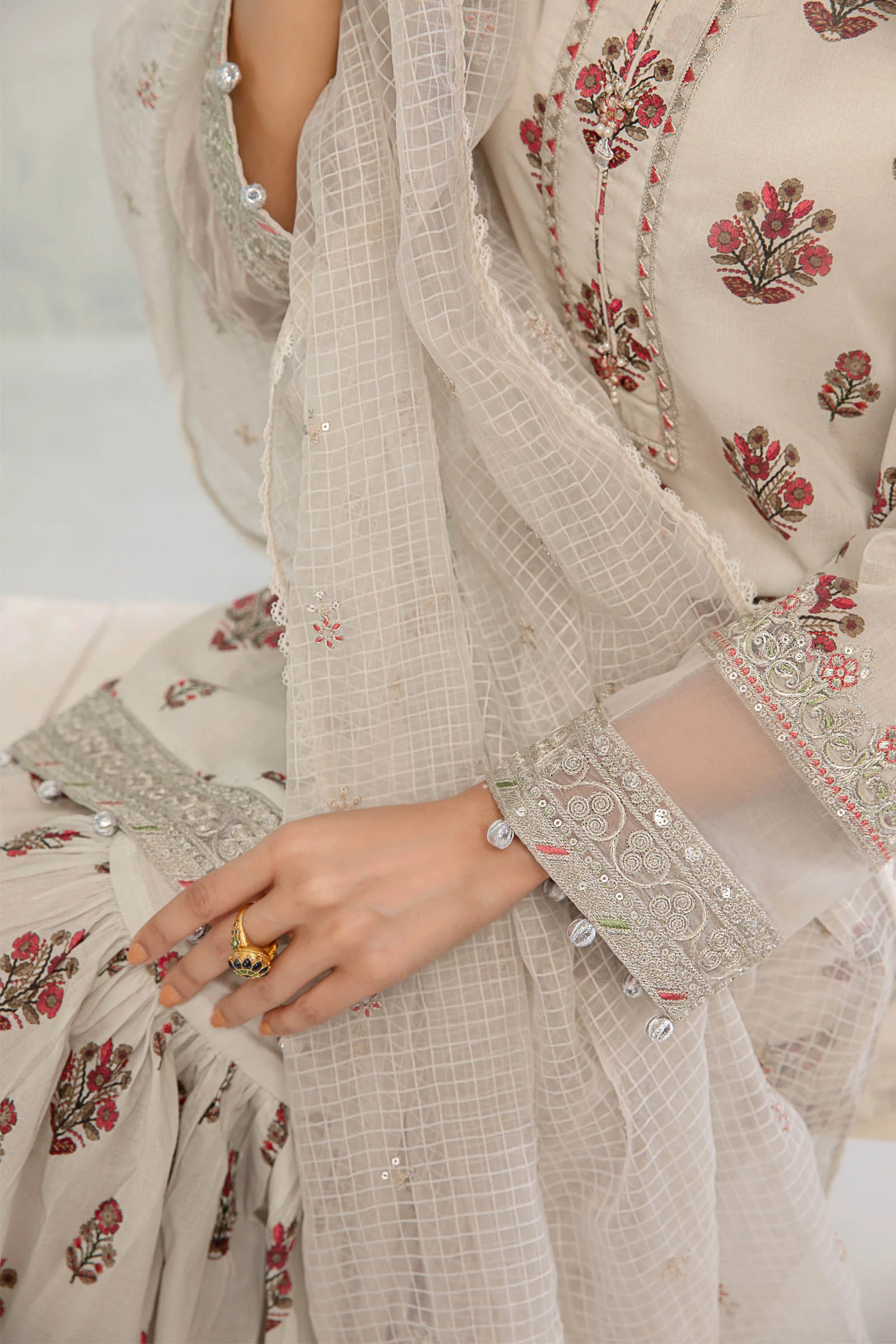 3 Piece Embroidered Lawn Suit - Image 3