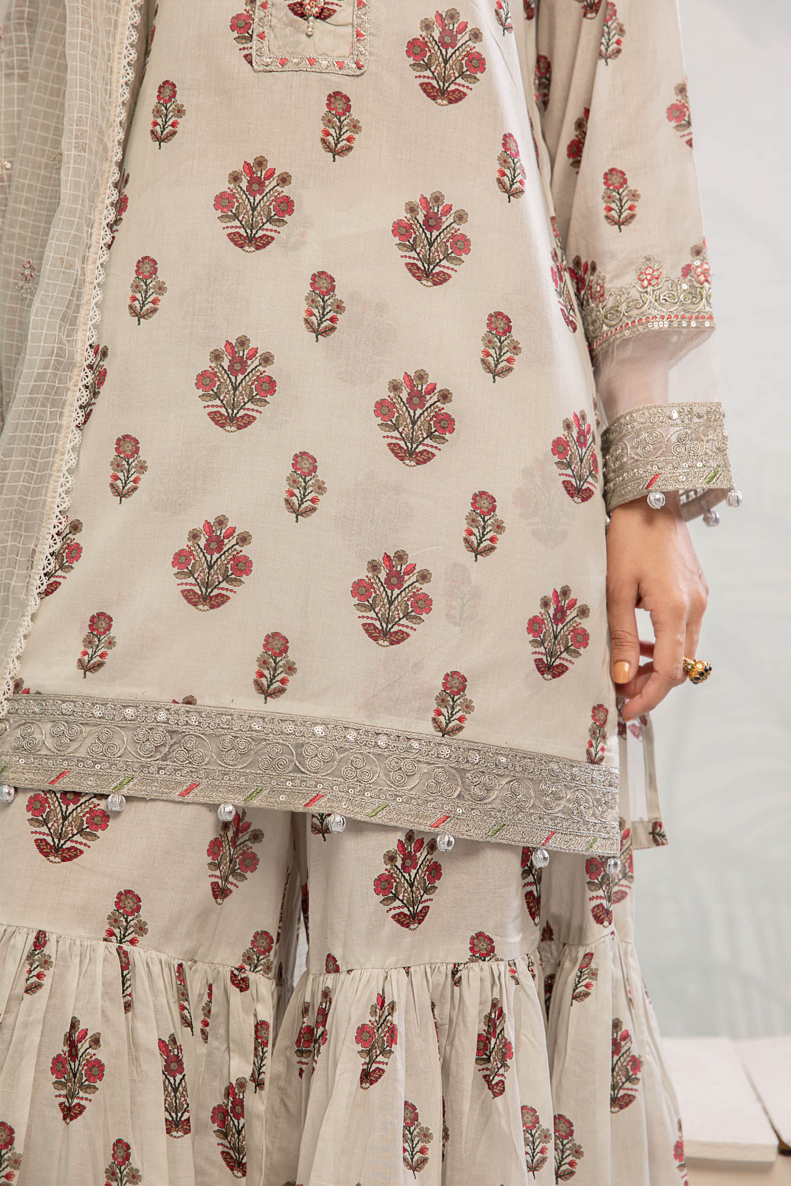 3 Piece Embroidered Lawn Suit - Image 4