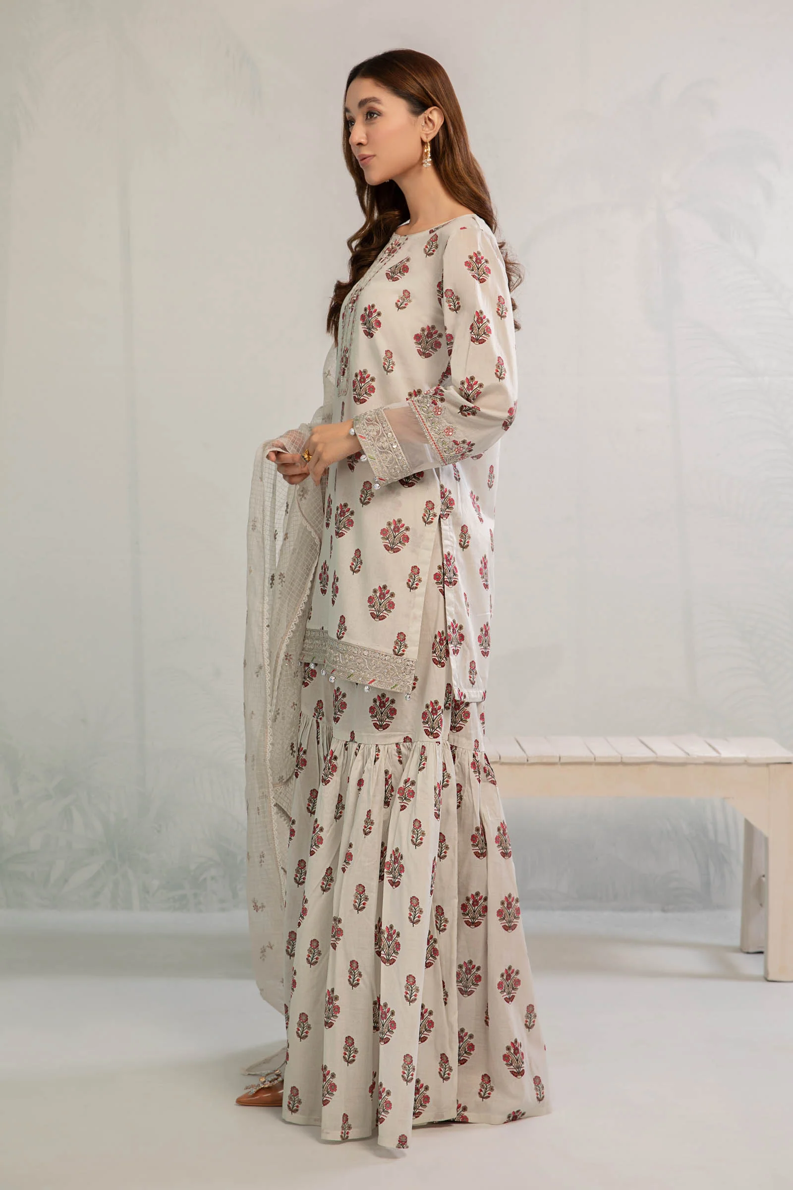 3 Piece Embroidered Lawn Suit - Image 5