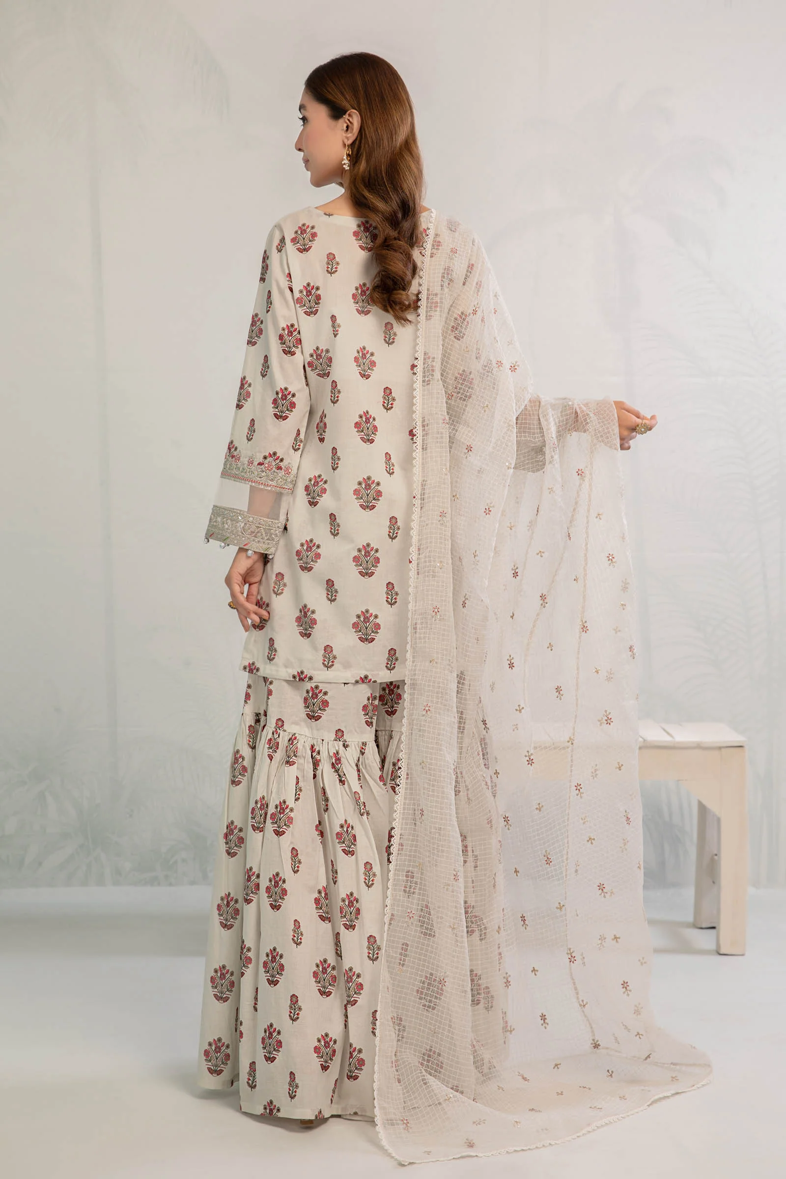 3 Piece Embroidered Lawn Suit - Image 6