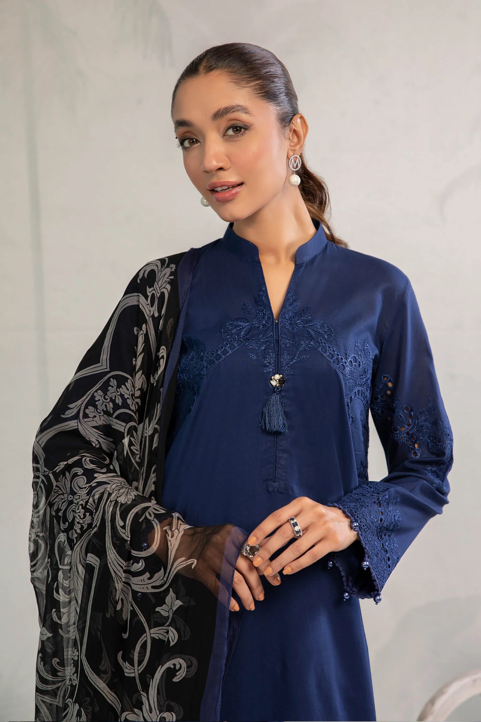 3 Piece Embroidered Lawn Suit - Image 2