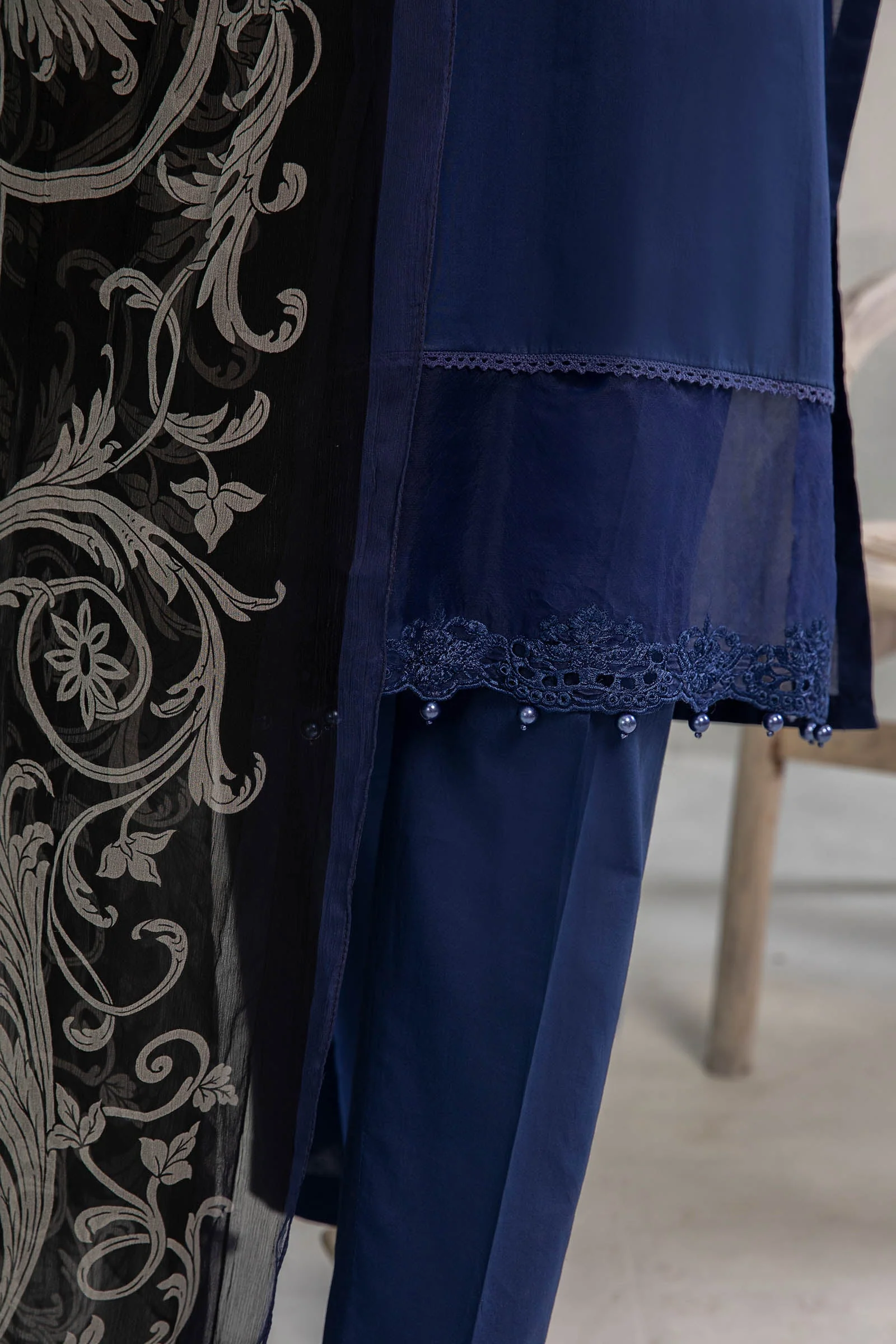 3 Piece Embroidered Lawn Suit - Image 4