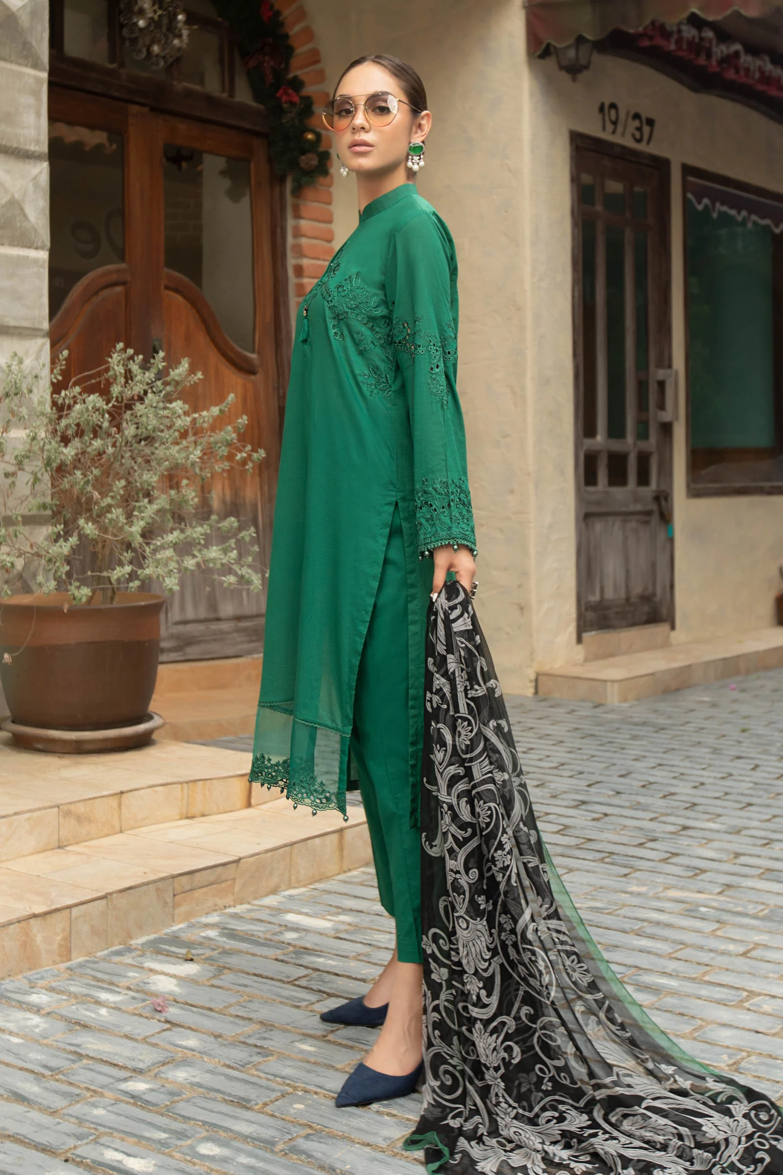 3 Piece Embroidered Lawn Suit - Image 4