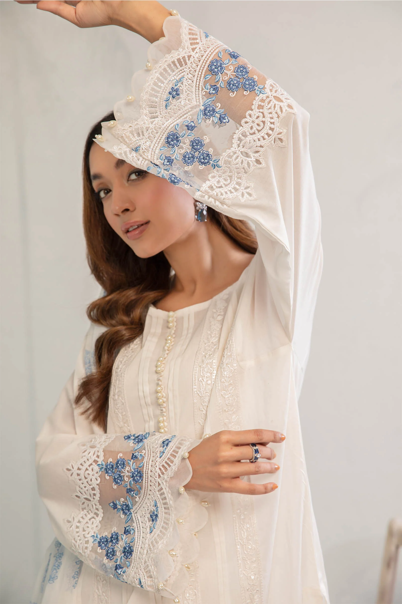 3 Piece Embroidered Lawn Suit - Image 3