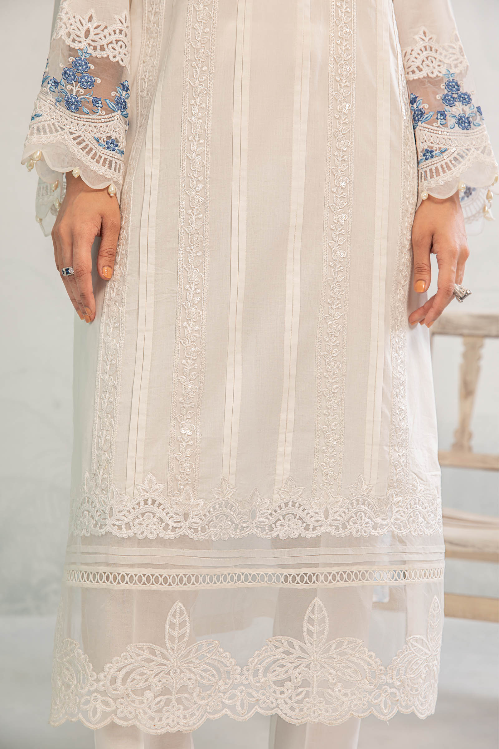 3 Piece Embroidered Lawn Suit - Image 4