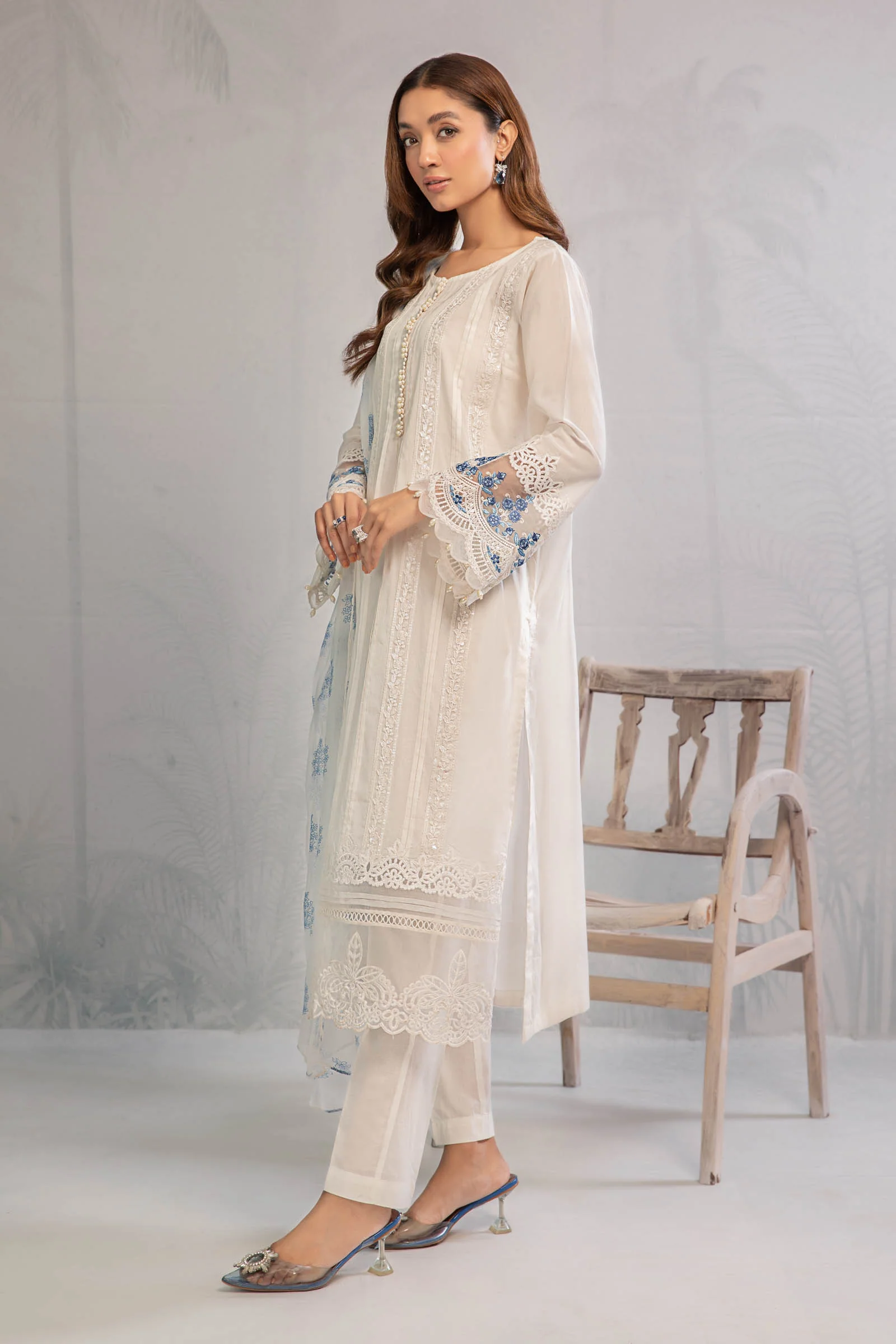 3 Piece Embroidered Lawn Suit - Image 5