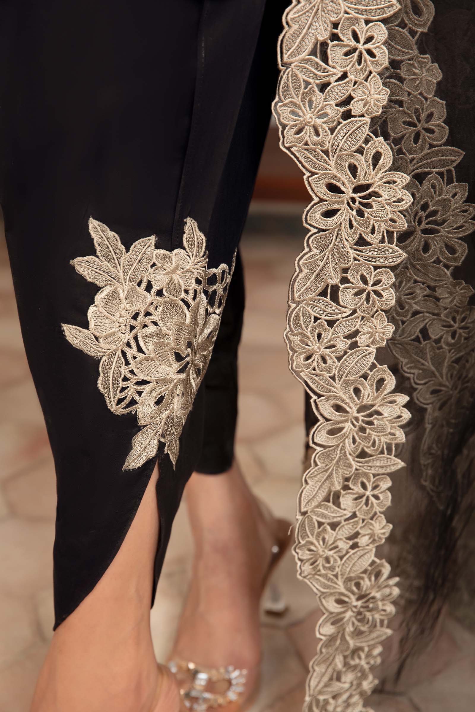 3 Piece Embroidered Lawn Suit - Image 4