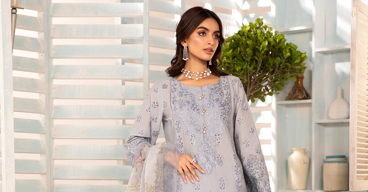 3 Piece Embroidered Lawn Suit - Image 6