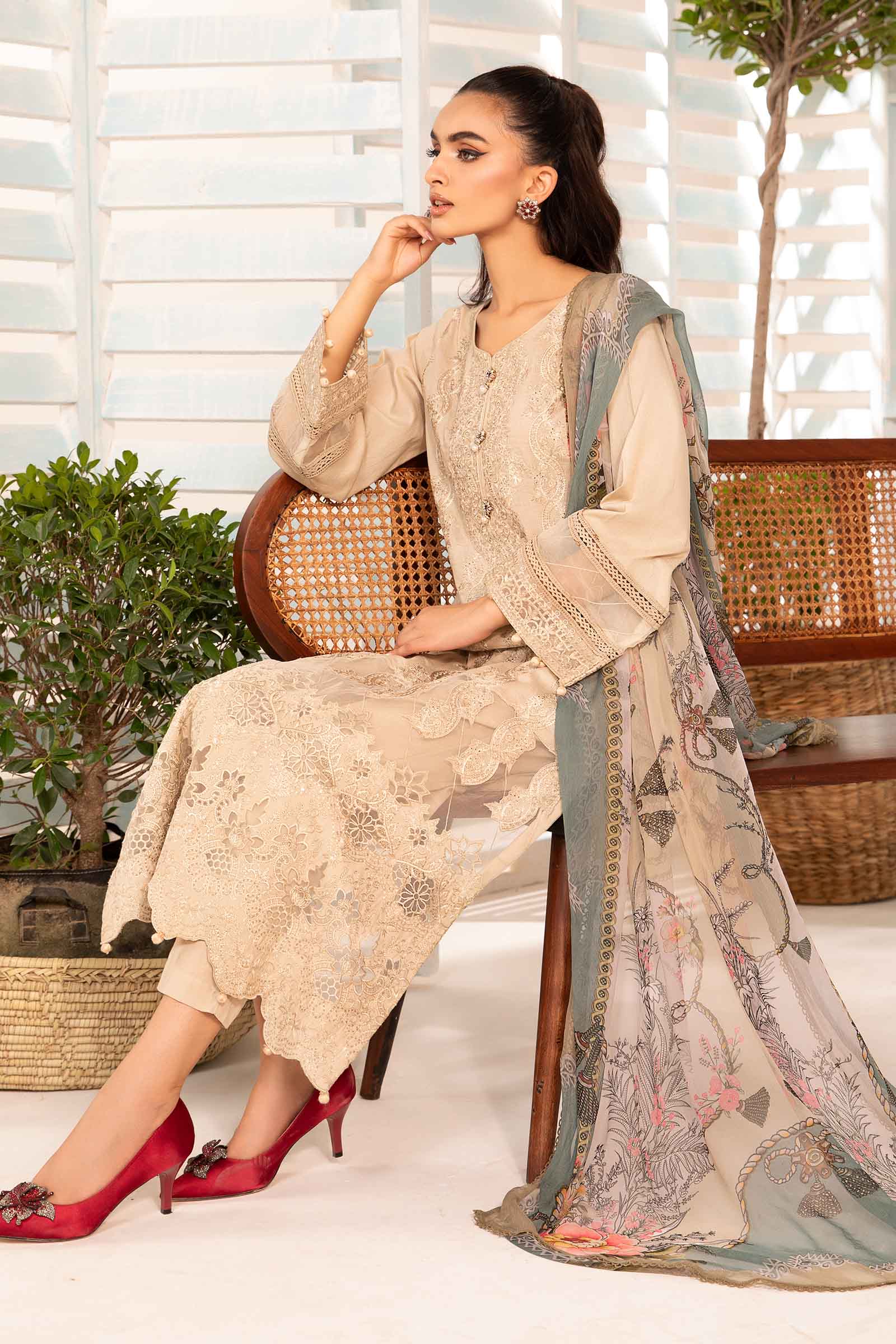 3 Piece Embroidered Lawn Suit - Image 3