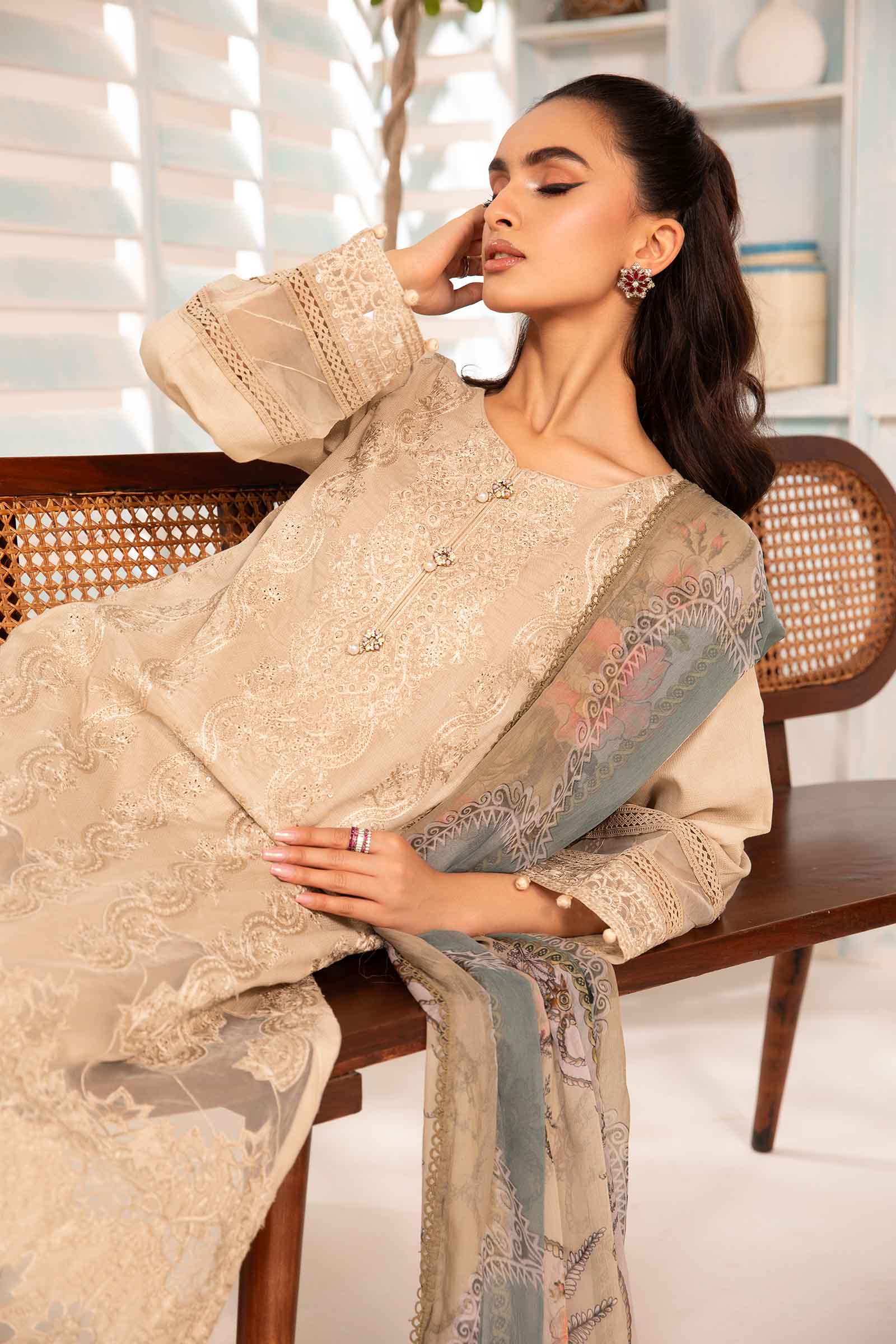 3 Piece Embroidered Lawn Suit - Image 4