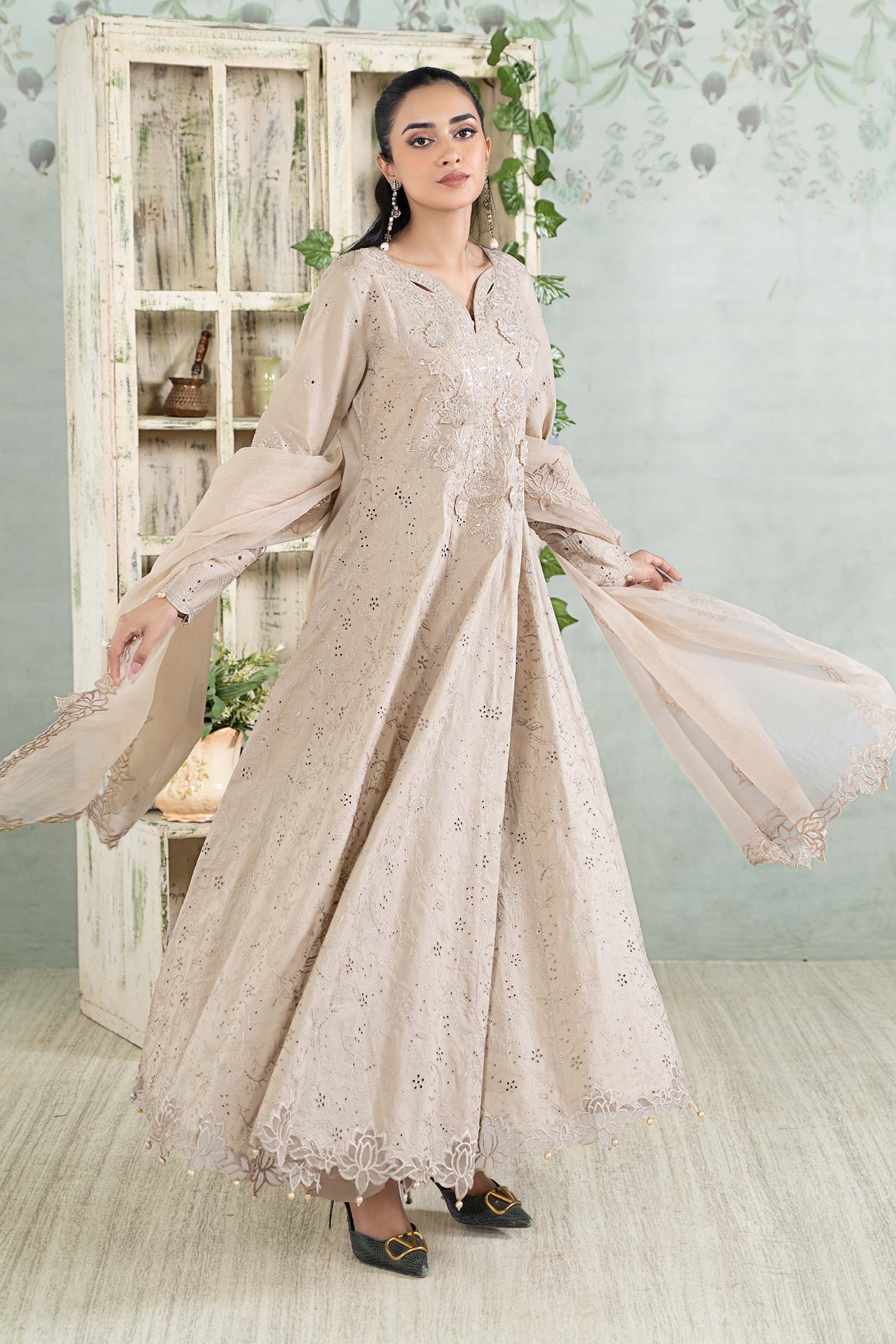 3 Piece Embroidered Lawn Suit - Image 4