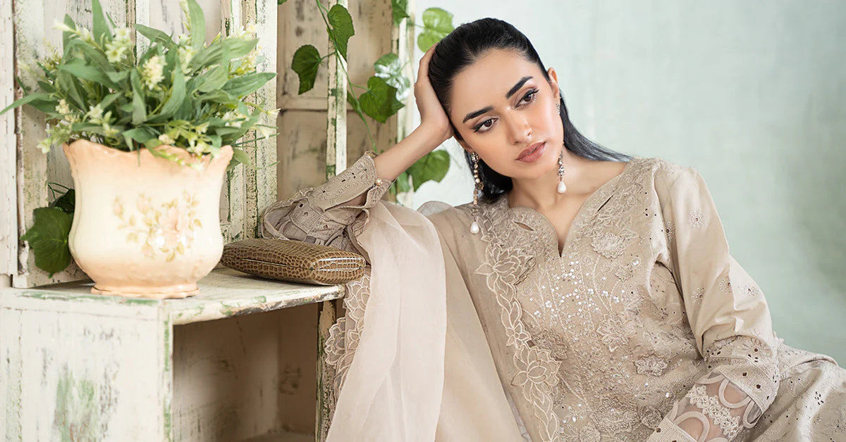 3 Piece Embroidered Lawn Suit - Image 7