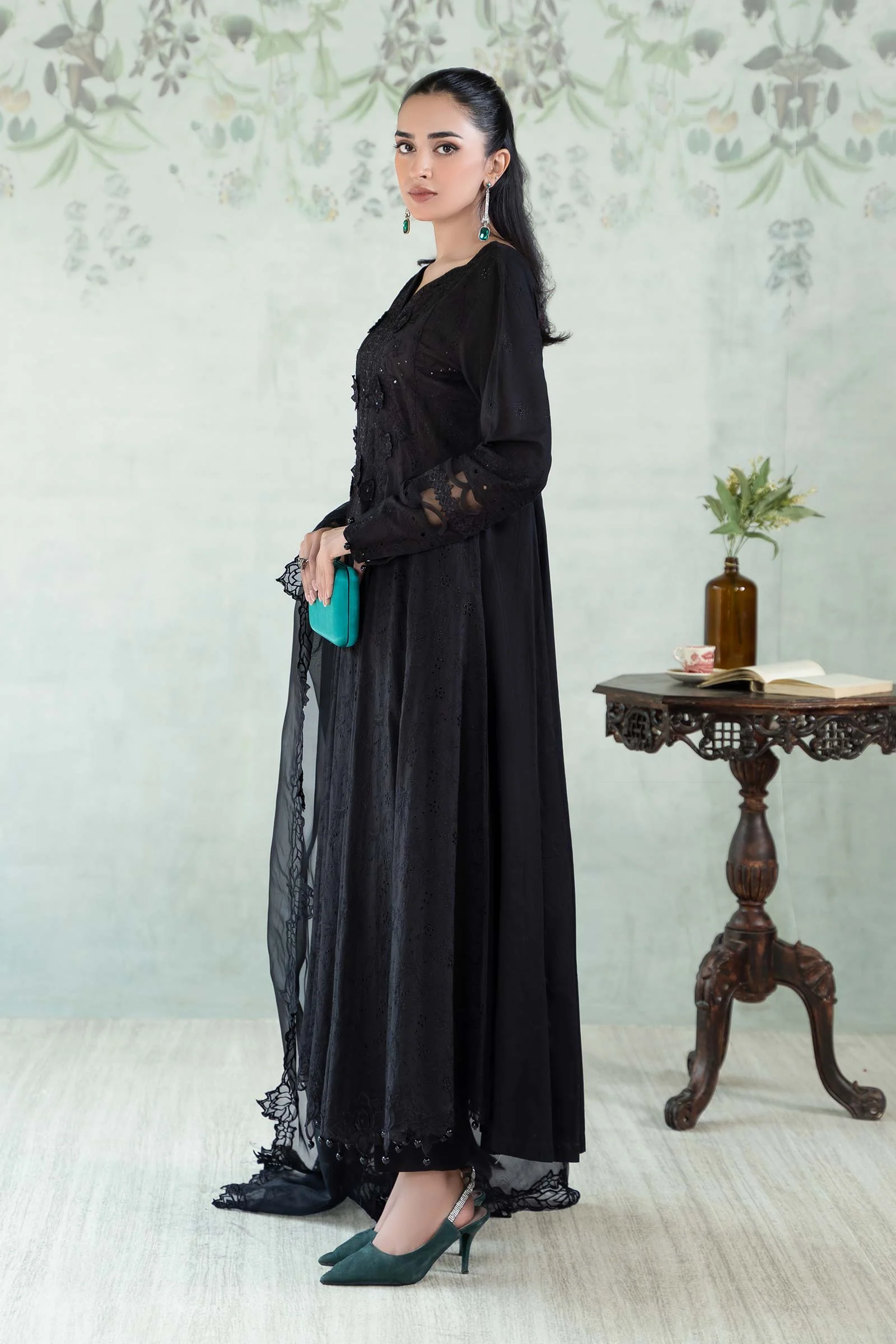 3 Piece Embroidered Lawn Suit - Image 4