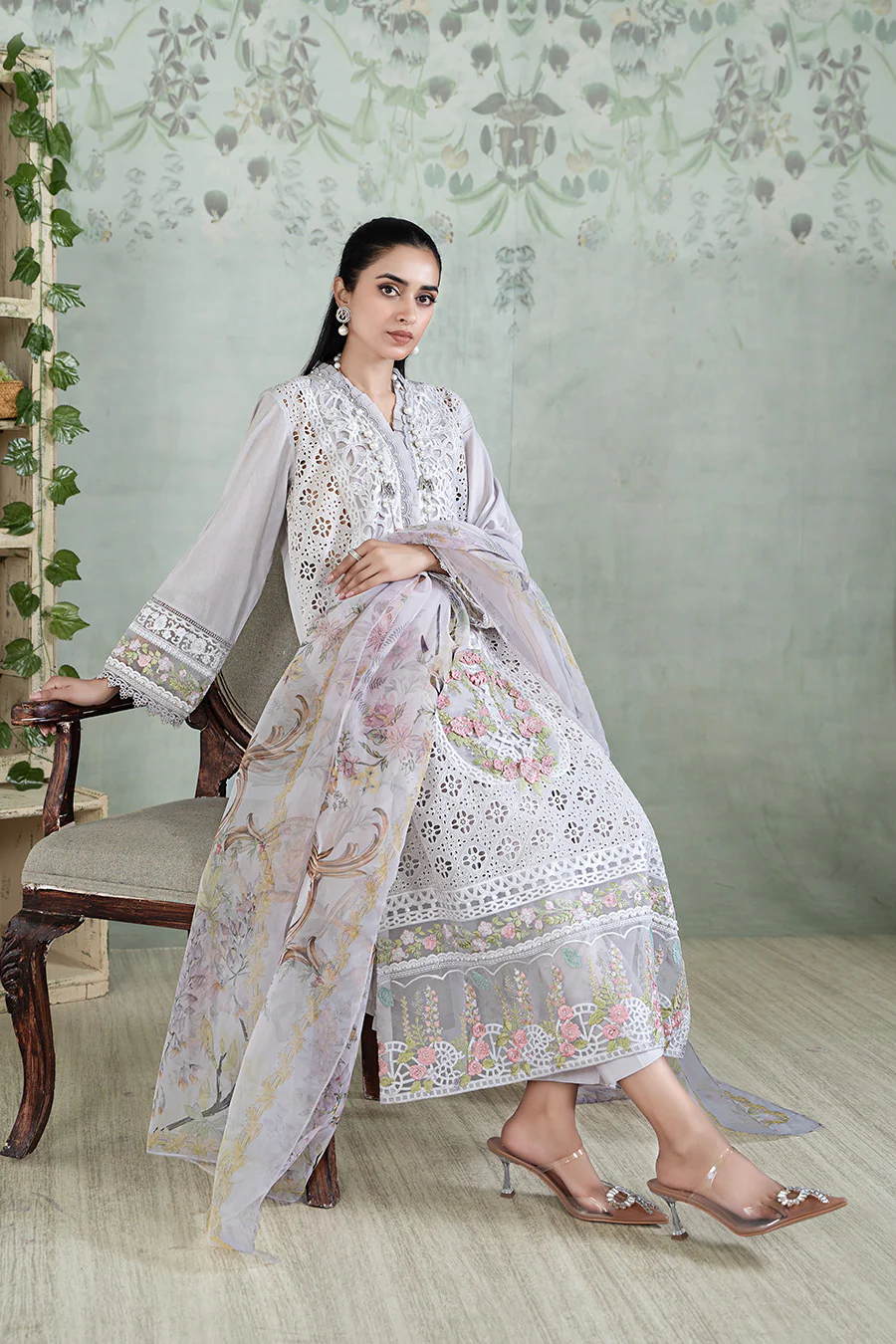 3 Piece Embroidered Lawn Suit - Image 5