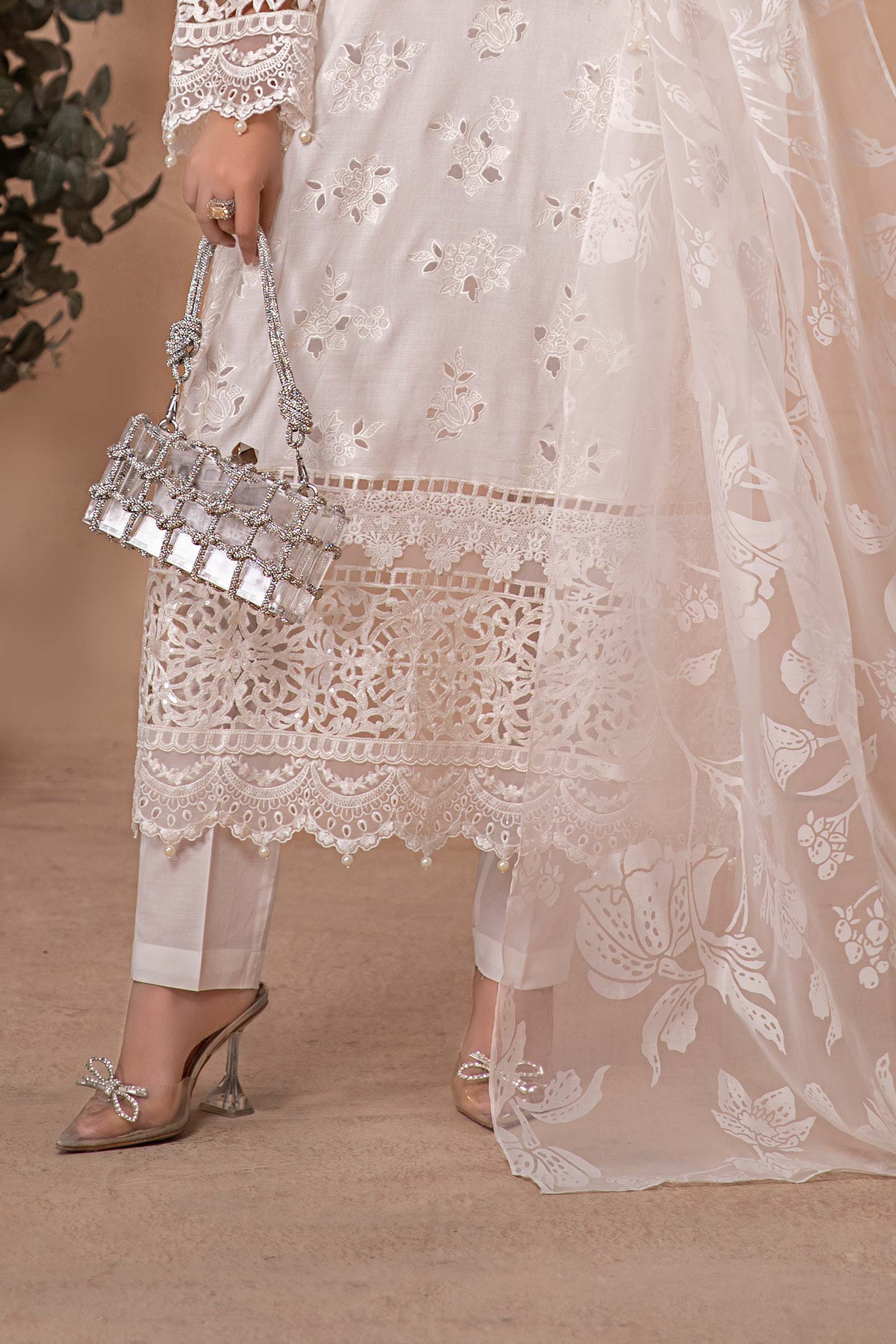 3 Piece Embroidered Lawn Suit - Image 4