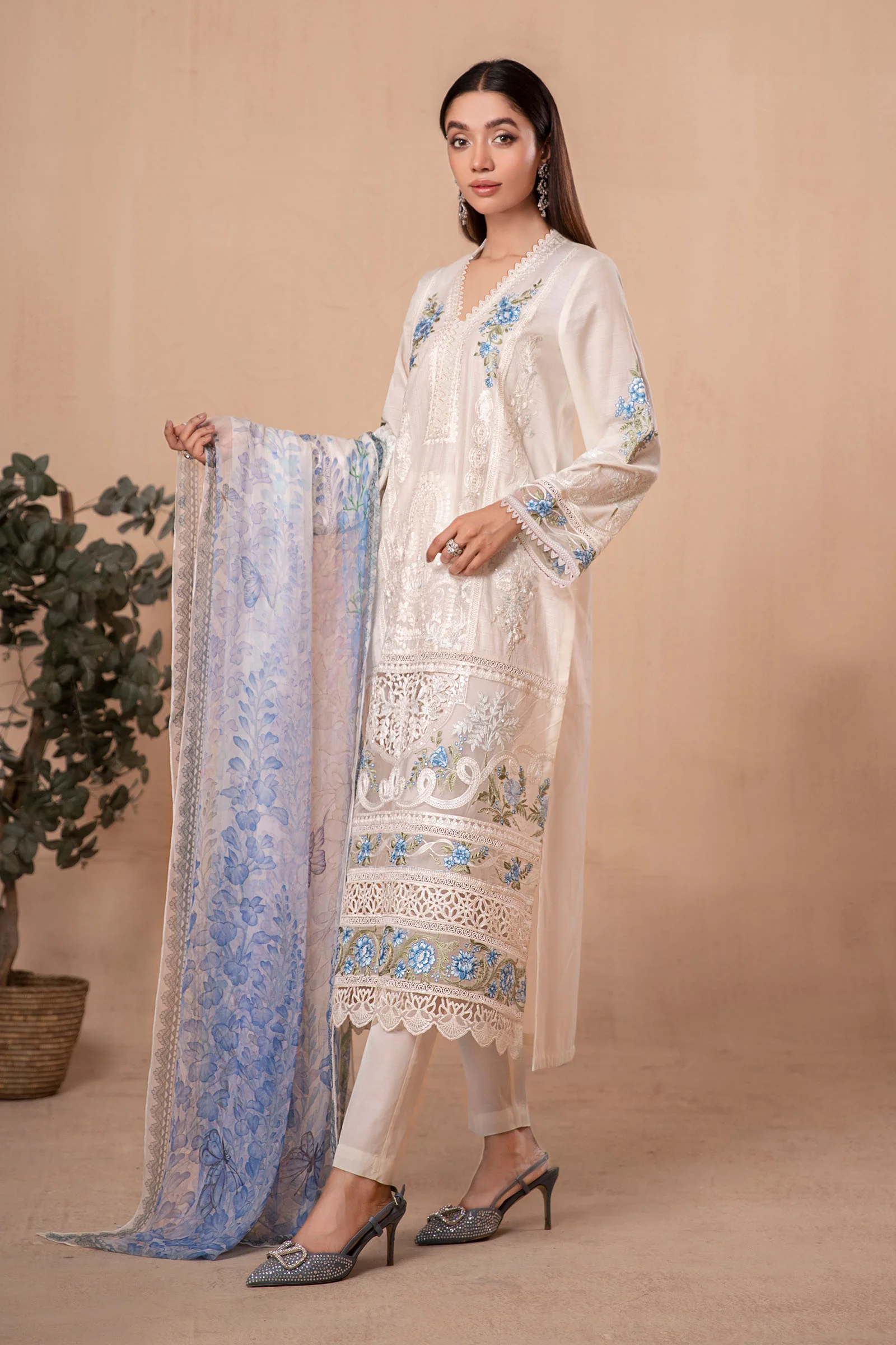 3 Piece Embroidered Lawn Suit - Image 6