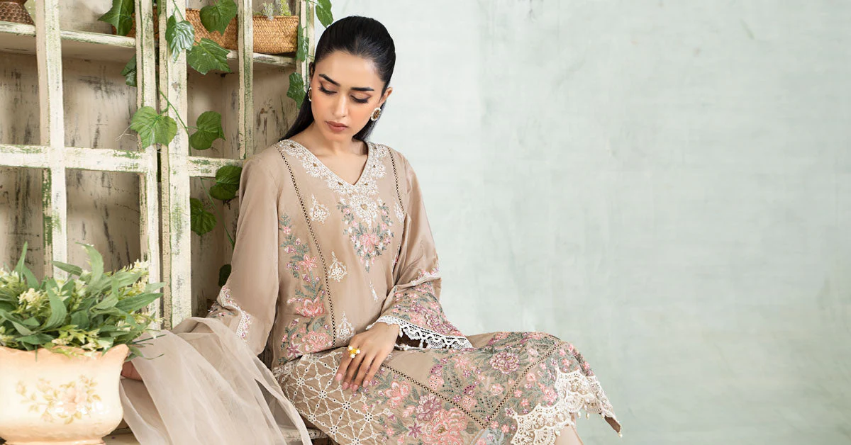 3 Piece Embroidered Lawn Suit - Image 9