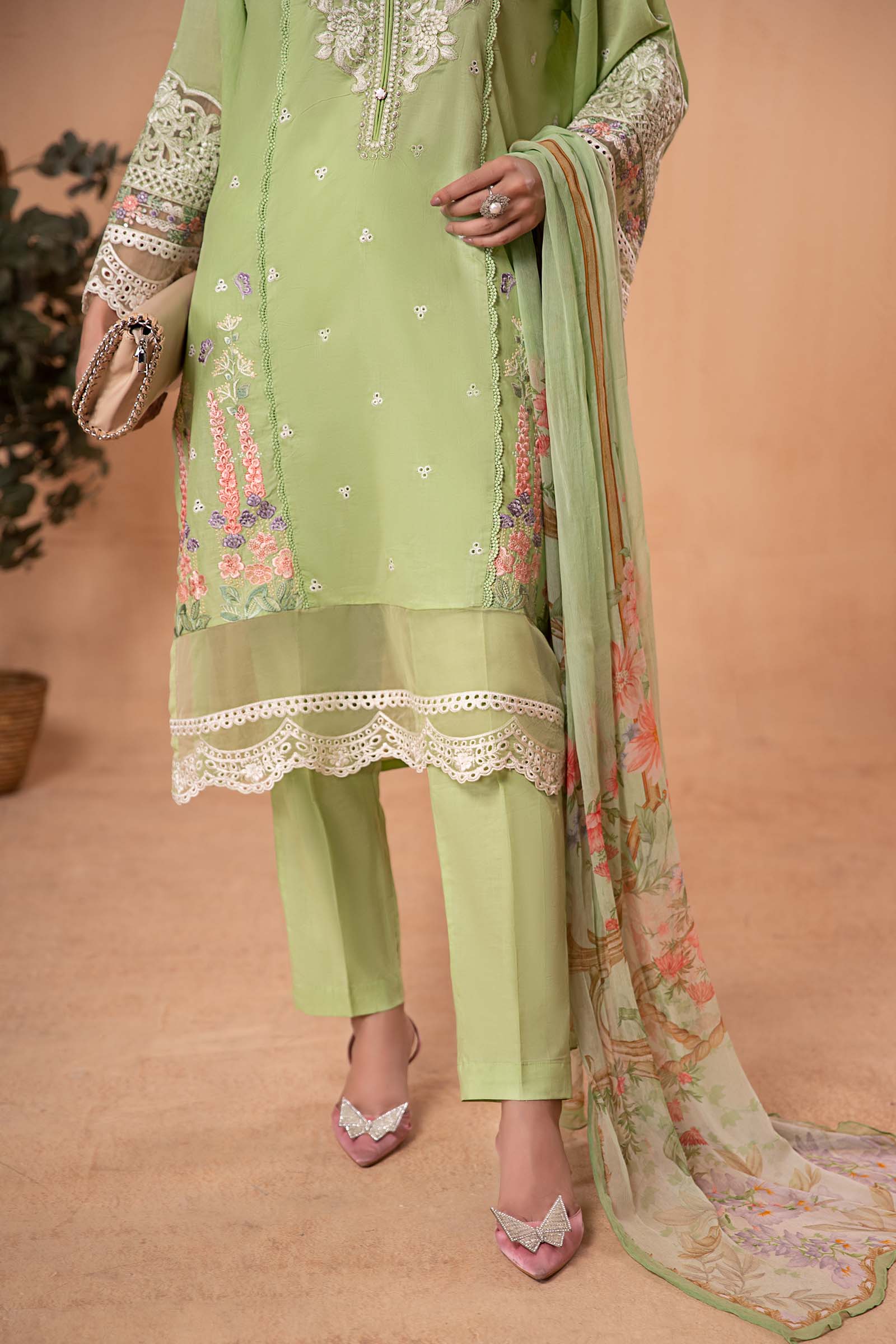3 Piece Embroidered Lawn Suit - Image 4