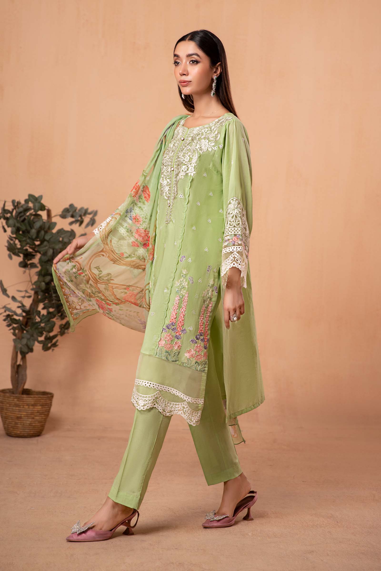 3 Piece Embroidered Lawn Suit - Image 7