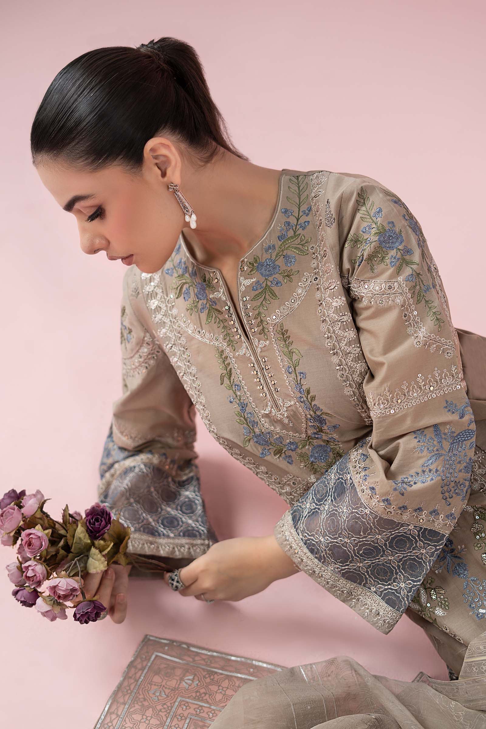 3 Piece Embroidered Lawn Suit - Image 3