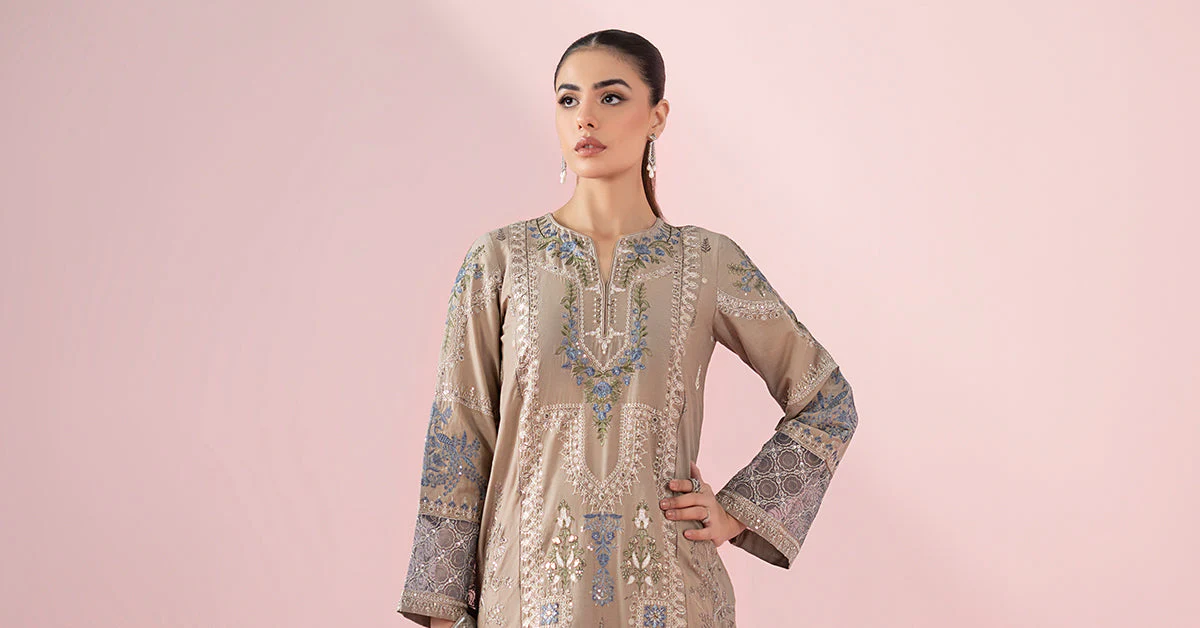 3 Piece Embroidered Lawn Suit - Image 9