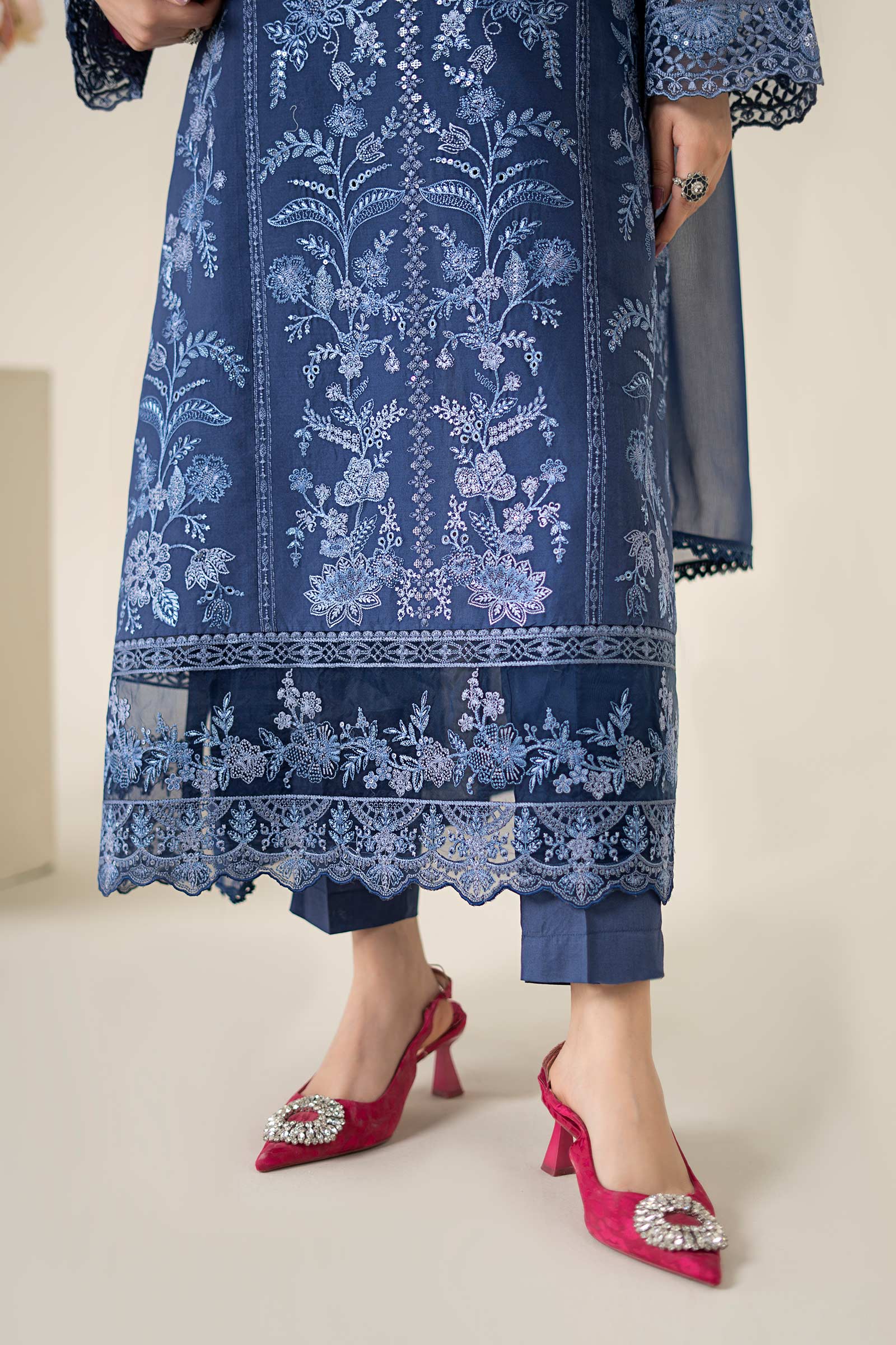 3 Piece Embroidered Lawn Suit - Image 4
