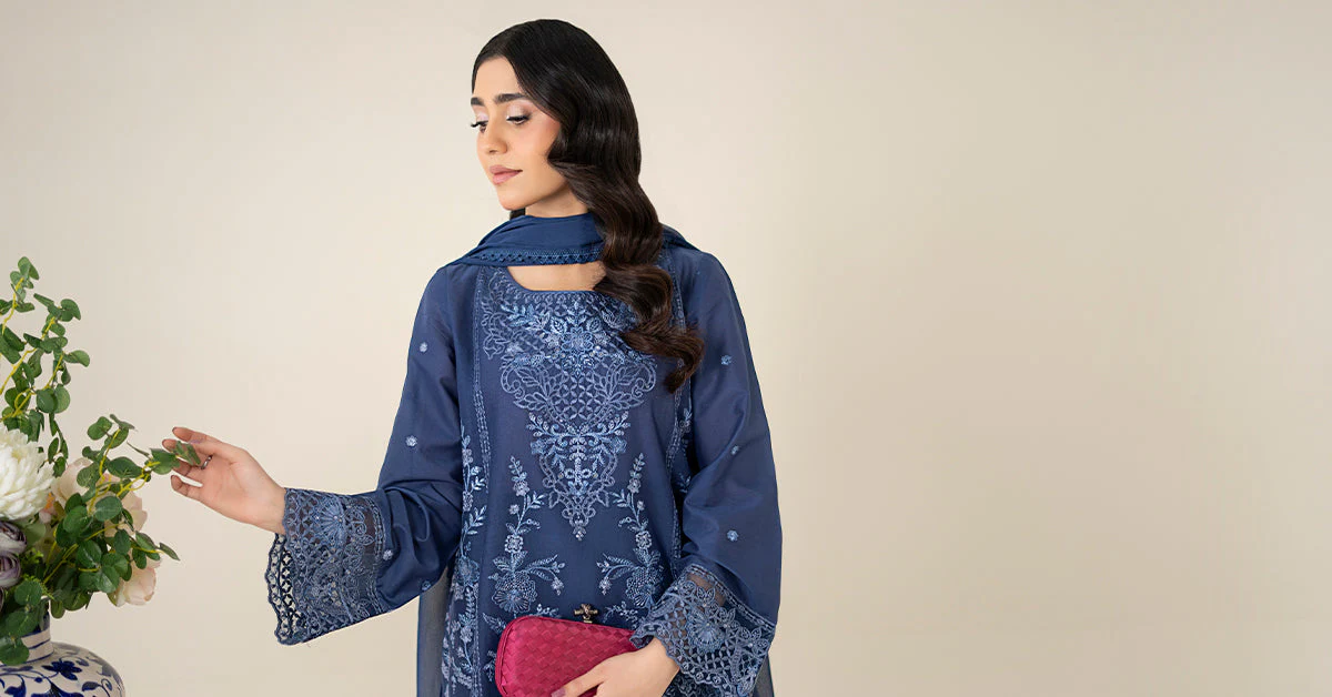3 Piece Embroidered Lawn Suit - Image 8