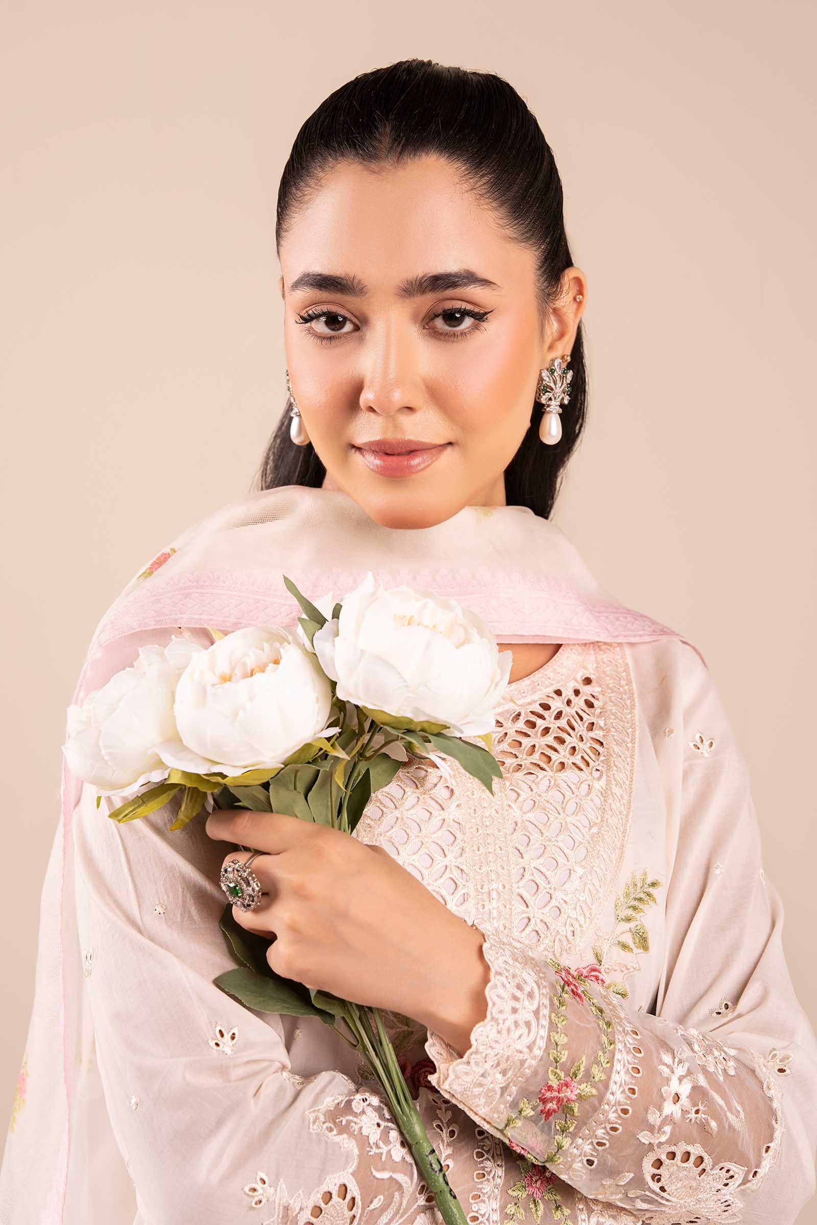 3 Piece Embroidered Lawn Suit - Image 3