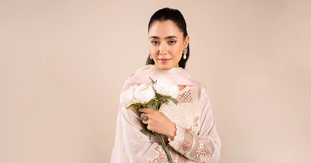 3 Piece Embroidered Lawn Suit - Image 8