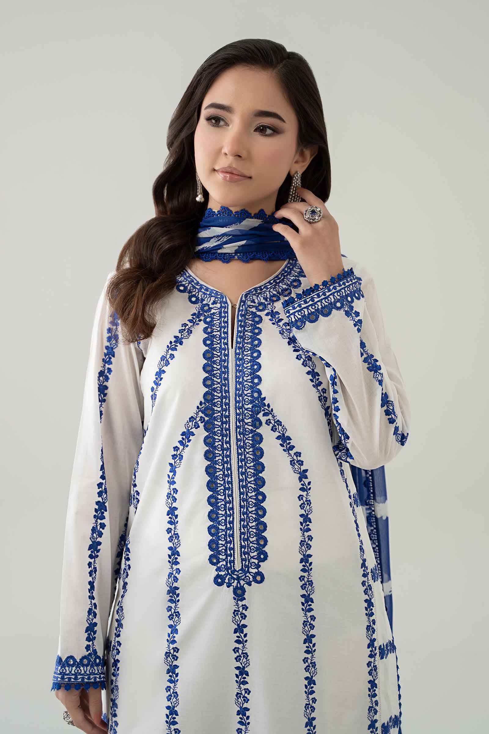 3 Piece Embroidered Lawn Suit - Image 2