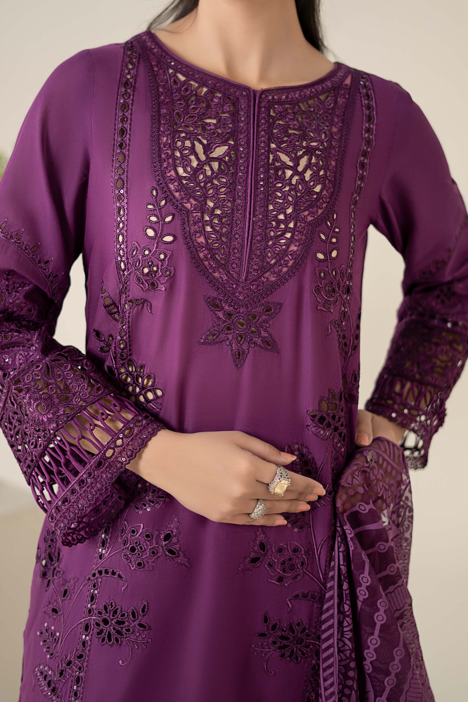 3 Piece Embroidered Lawn Suit - Image 4