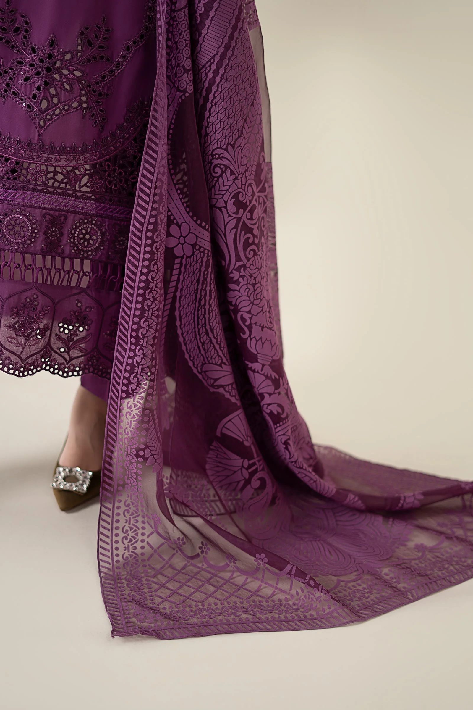 3 Piece Embroidered Lawn Suit - Image 6