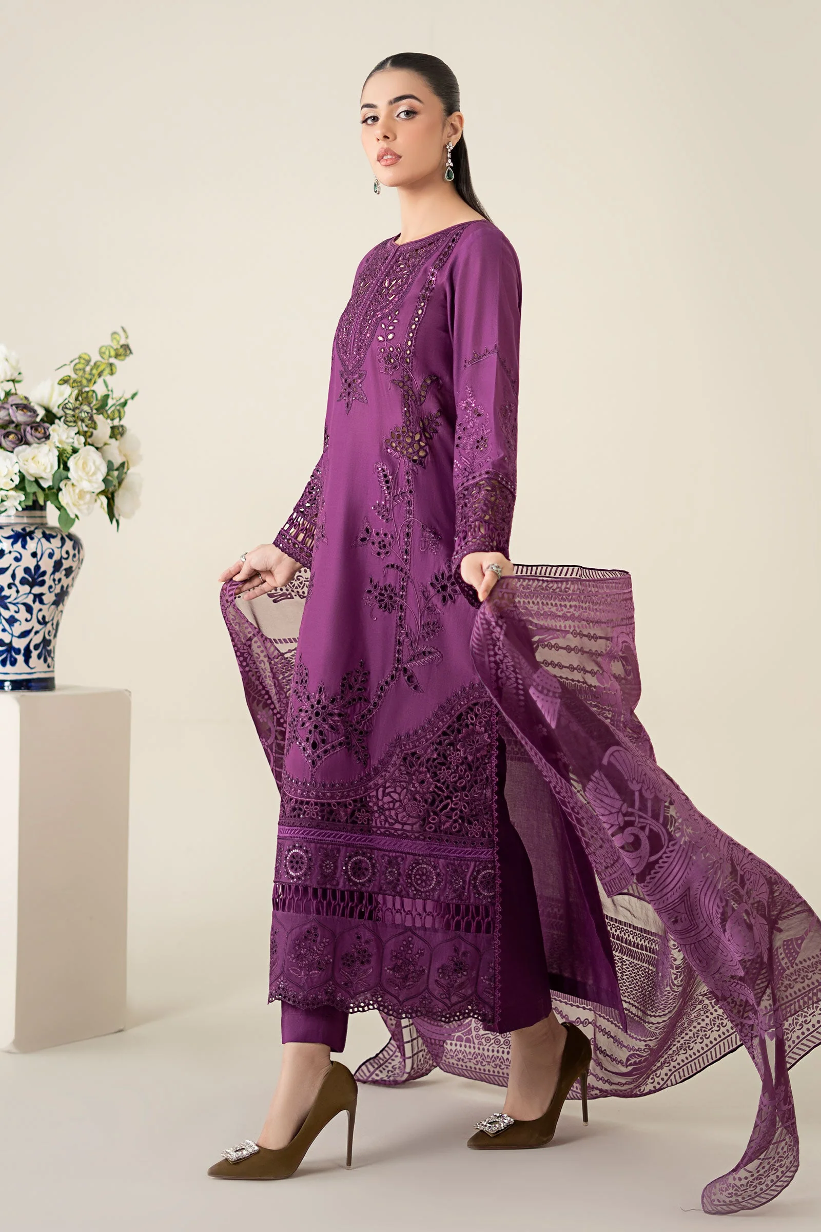 3 Piece Embroidered Lawn Suit - Image 8
