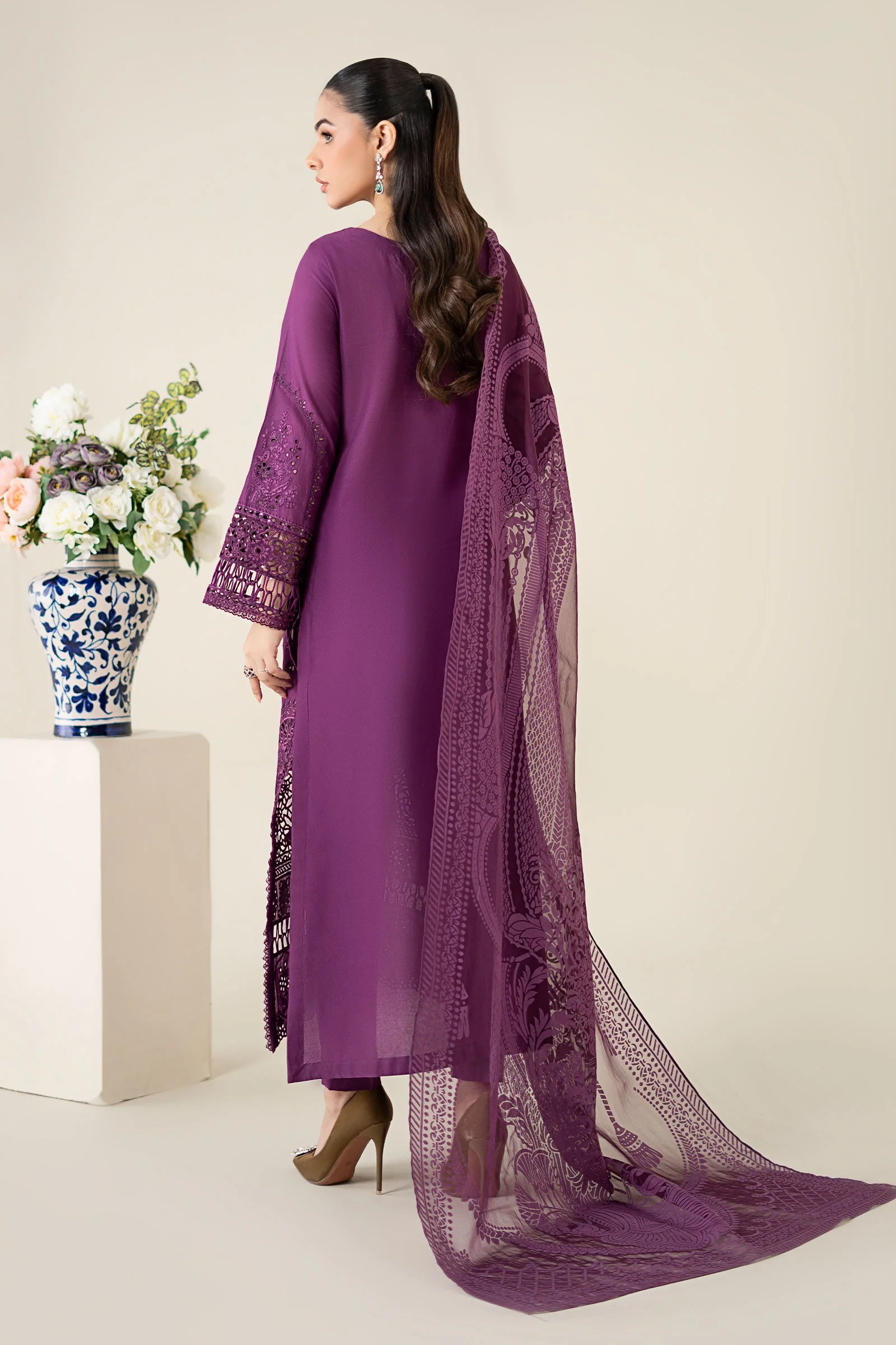 3 Piece Embroidered Lawn Suit - Image 9