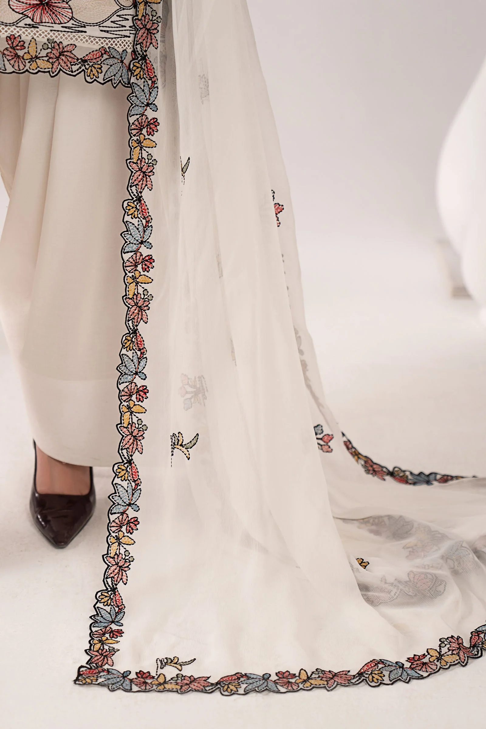 3 Piece Embroidered Lawn Suit - Image 16