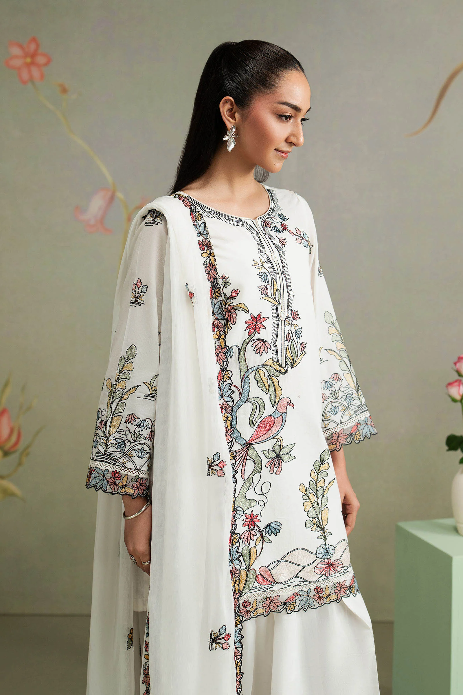 3 Piece Embroidered Lawn Suit - Image 3