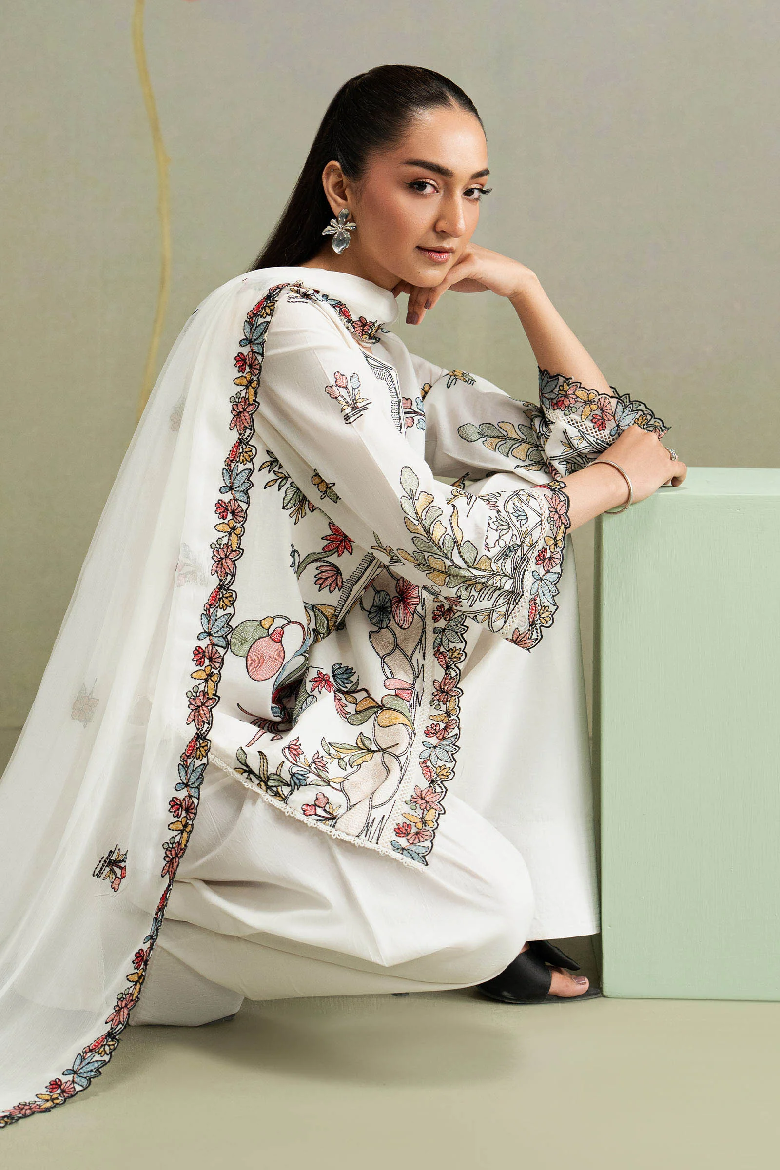 3 Piece Embroidered Lawn Suit - Image 4