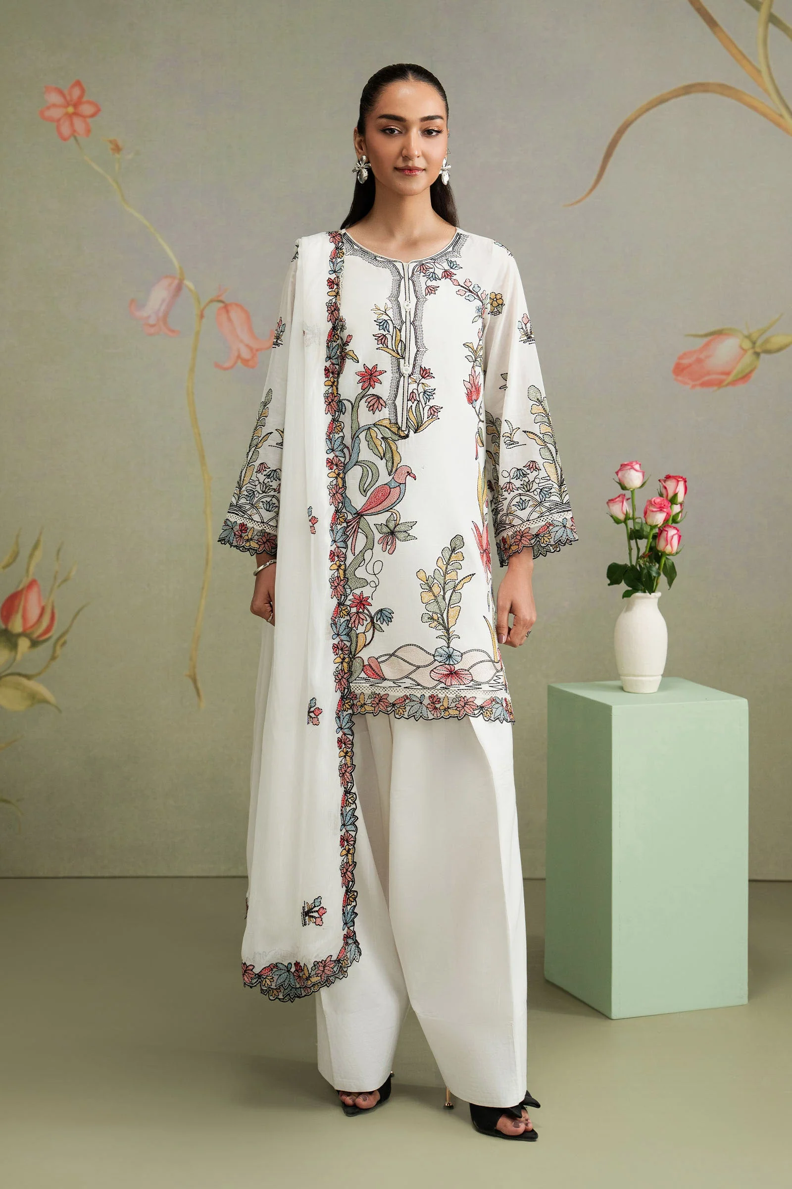 3 Piece Embroidered Lawn Suit - Image 5