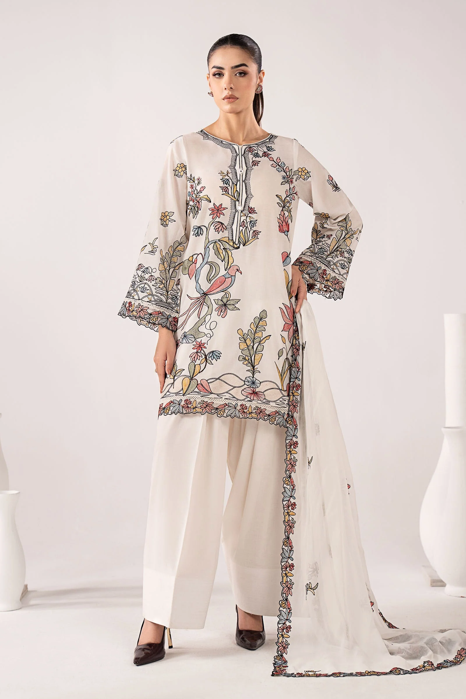 3 Piece Embroidered Lawn Suit - Image 9