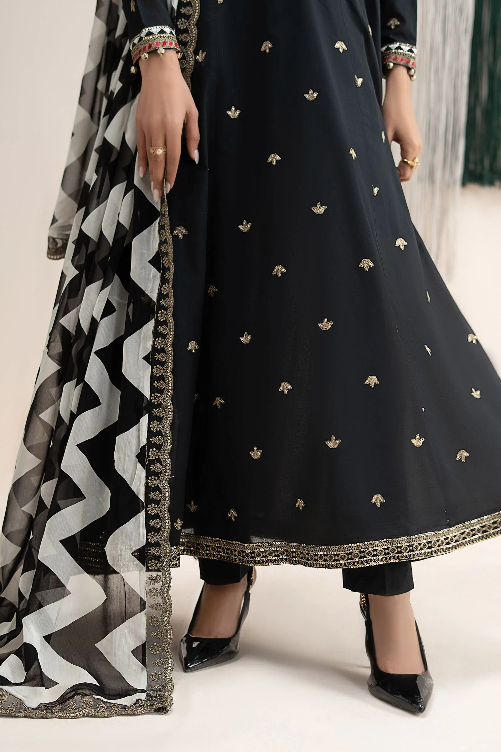 3 Piece Embroidered Lawn Suit - Image 6